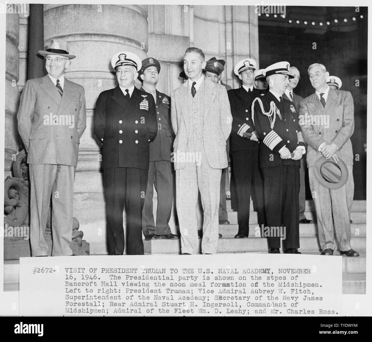 Photographie du président Truman's party sur les étapes de l'examen de la Bancroft Hall, repas de midi formation de l'aspirants : (de gauche à droite) Le Président Truman ; le Vice-amiral Aubrey Fitch, surintendant de l'Académie navale ; le général Wallace Graham, le médecin du Président ; Secrétaire de la Marine, James Forrestal, le Contre-amiral Stuart H. Ingersoll, Commandant de la flotte ; les aspirants de l'amiral William D. Leahy, et secrétaire de presse Charles Ross. Banque D'Images