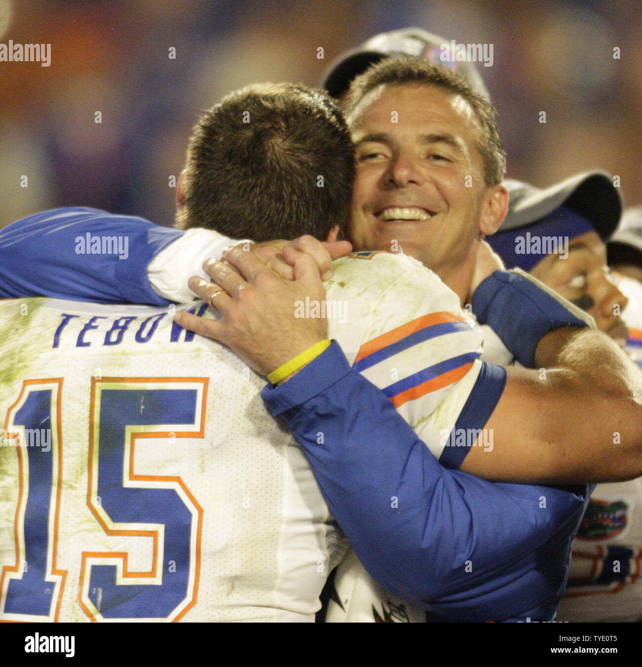 L'entraîneur-chef Gator Floride Urban Meyer (R) et le quart-arrière Gator et MVP Tim Tebow hug après la défait les Gators Sooners 24-14 dans le Championnat National BCS FedEx 2009 NCAA football match à Miami le 8 janvier 2009. (UPI Photo/Mark Wallheiser) Banque D'Images