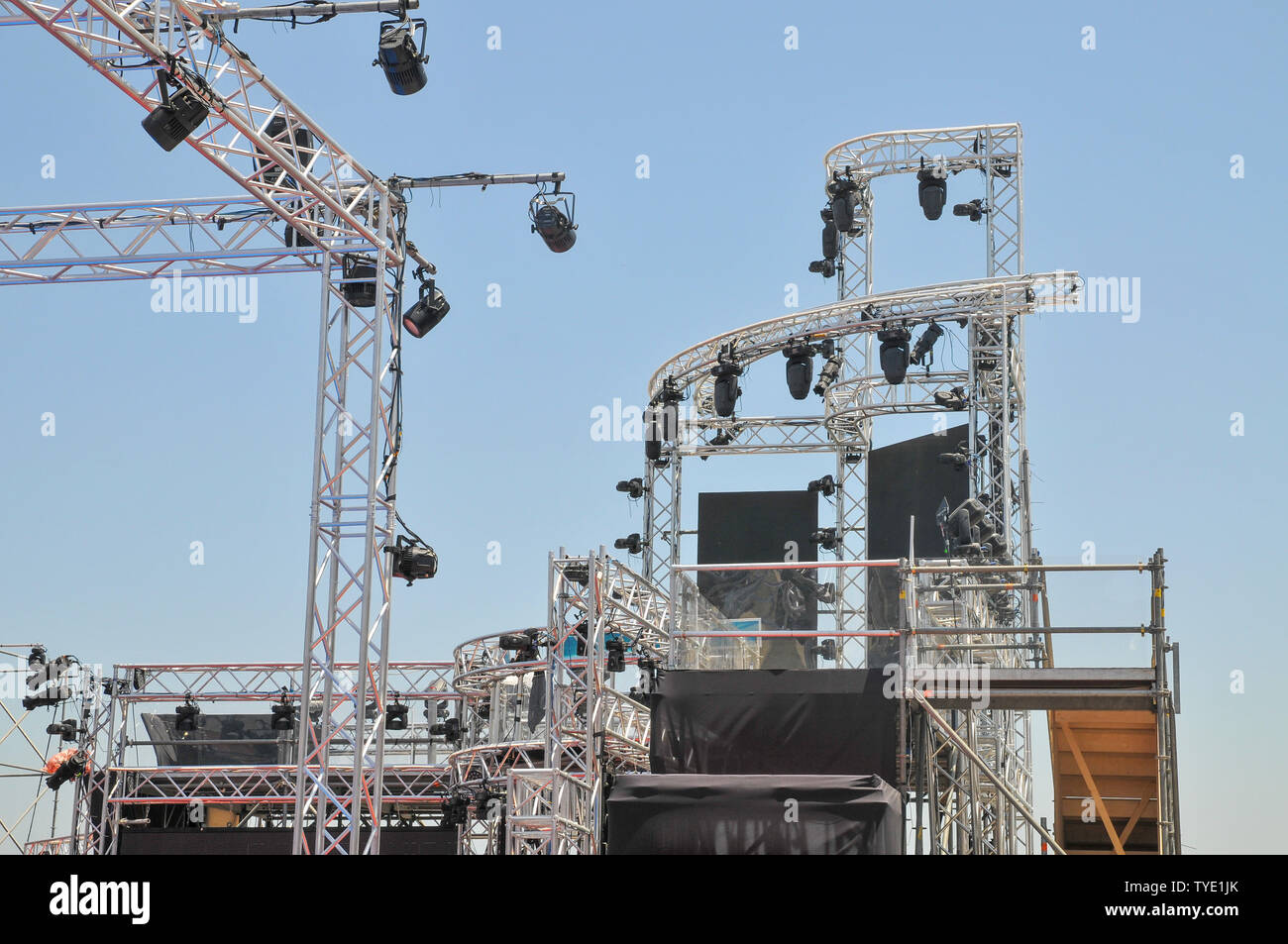 Construction d'un festival de musique en plein air avec des arches d'éclairage utilisé par la télévision israélienne de production Ninja israélienne Banque D'Images