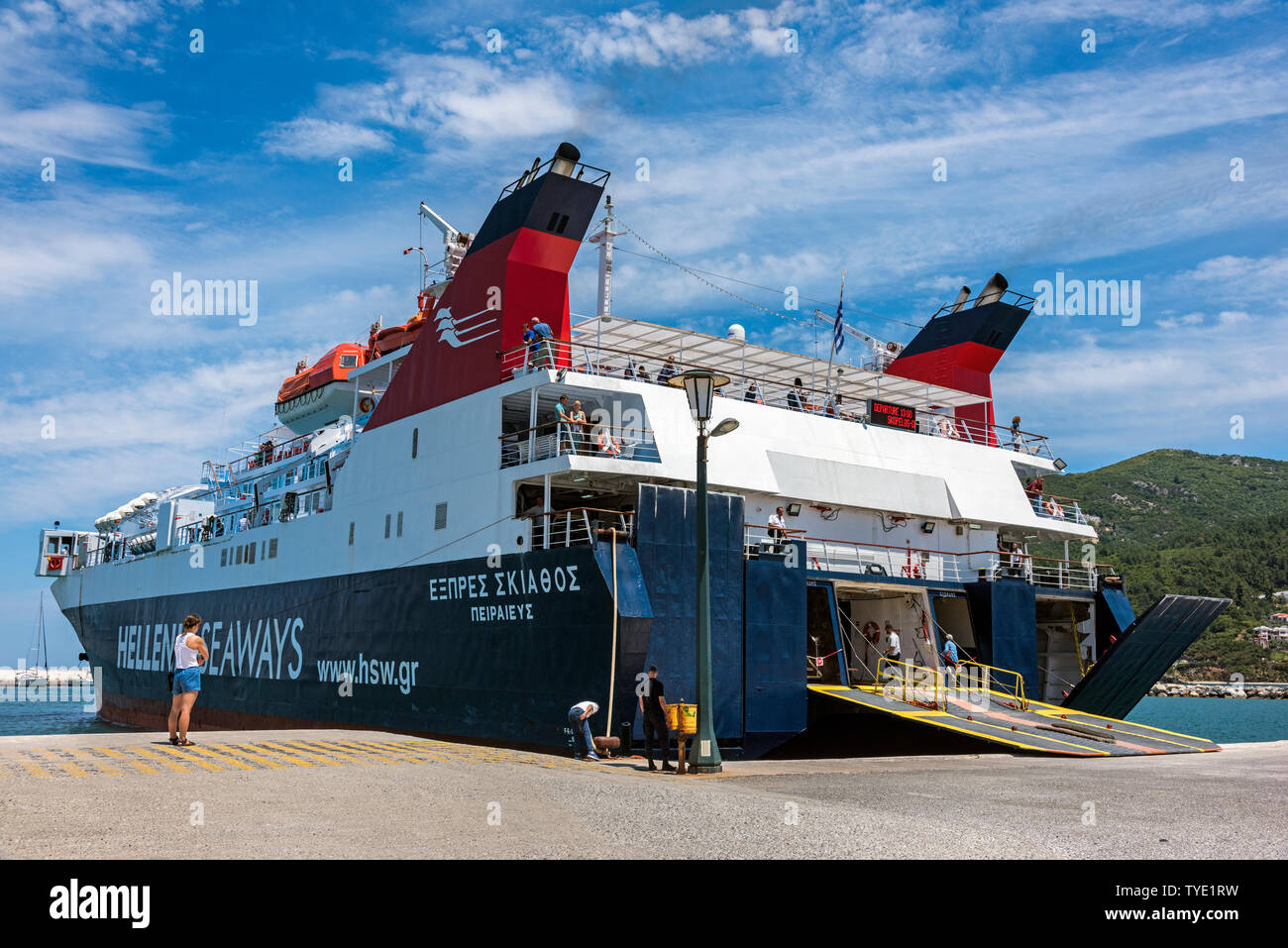 Un ferry dans le port de Skopelos, Sporades du Nord de la Grèce. Banque D'Images