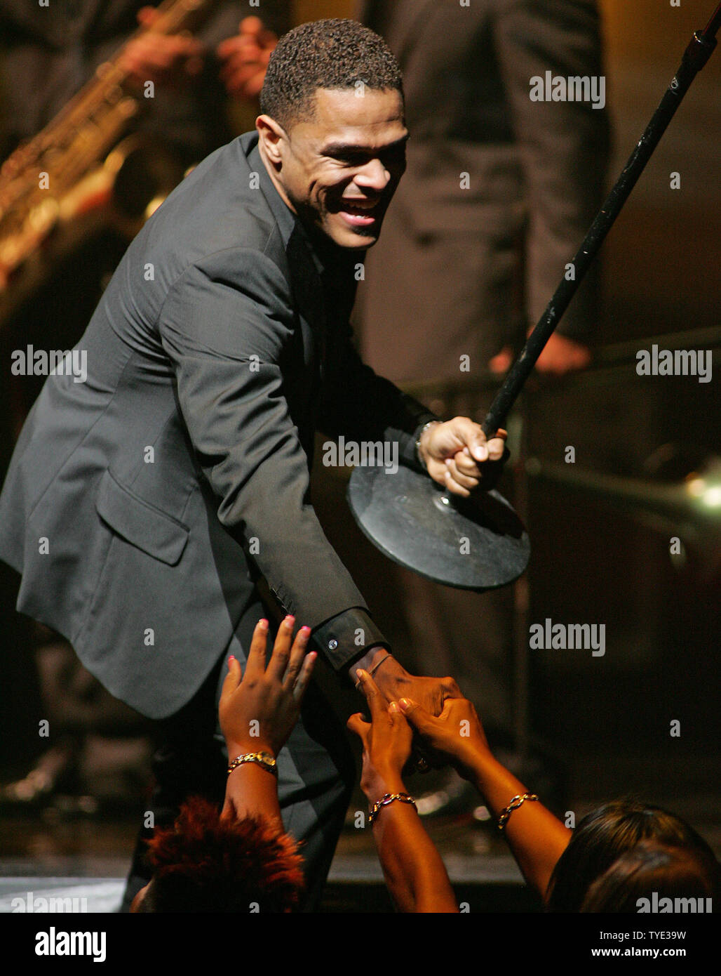 R & B singer Maxwell se produit en concert à l'American Airlines Arena de Miami, le 31 juillet 2009. (Photo d'UPI/Michael Bush) Banque D'Images