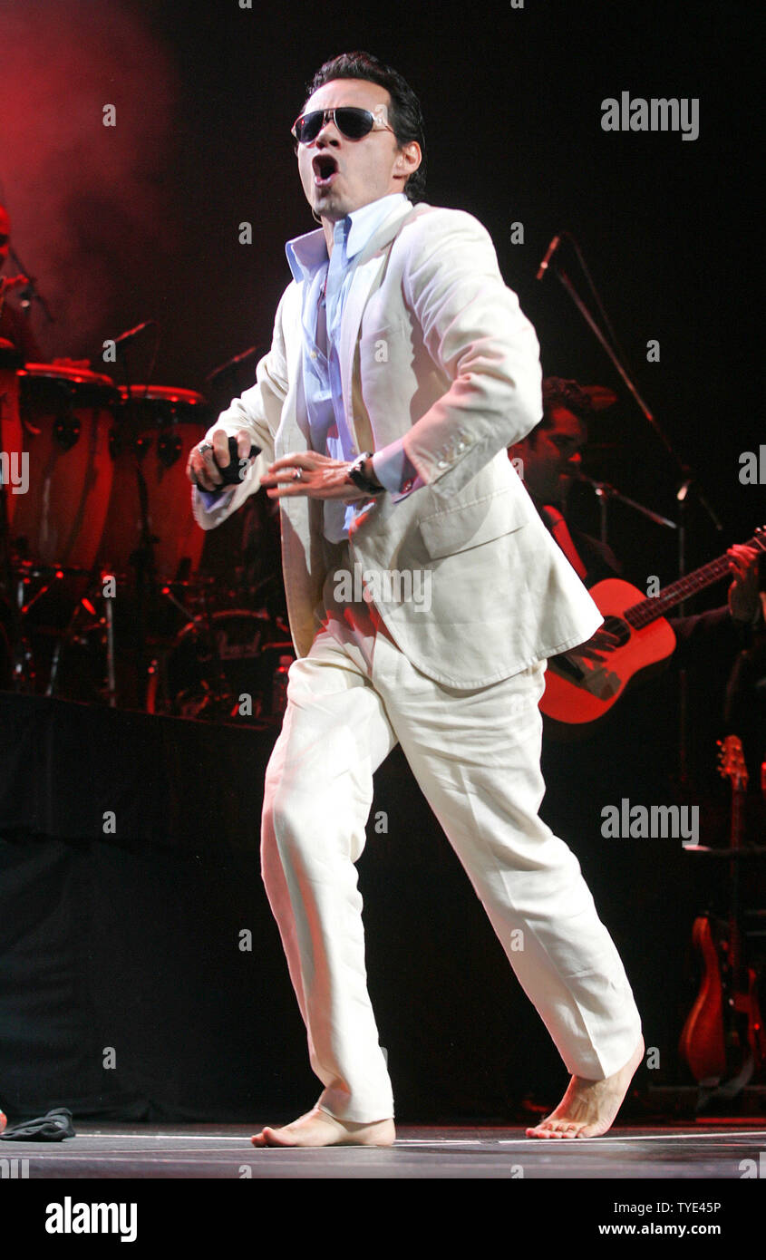 Grammy award winner Marc Anthony se produit en concert à l'American Airlines Arena de Miami le 24 octobre 2009. UPI/Michael Bush Banque D'Images