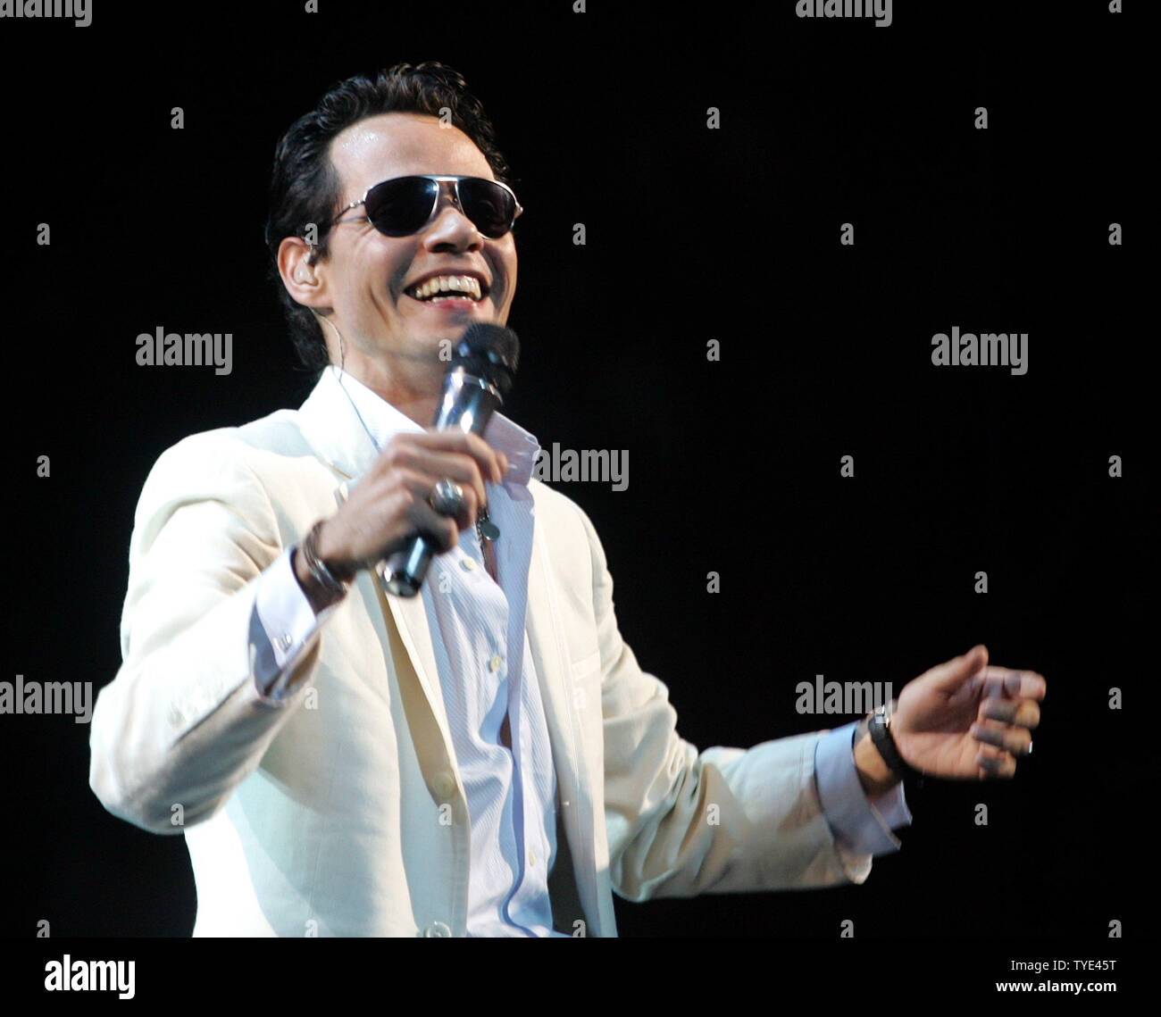 Grammy award winner Marc Anthony se produit en concert à l'American Airlines Arena de Miami le 24 octobre 2009. UPI/Michael Bush Banque D'Images