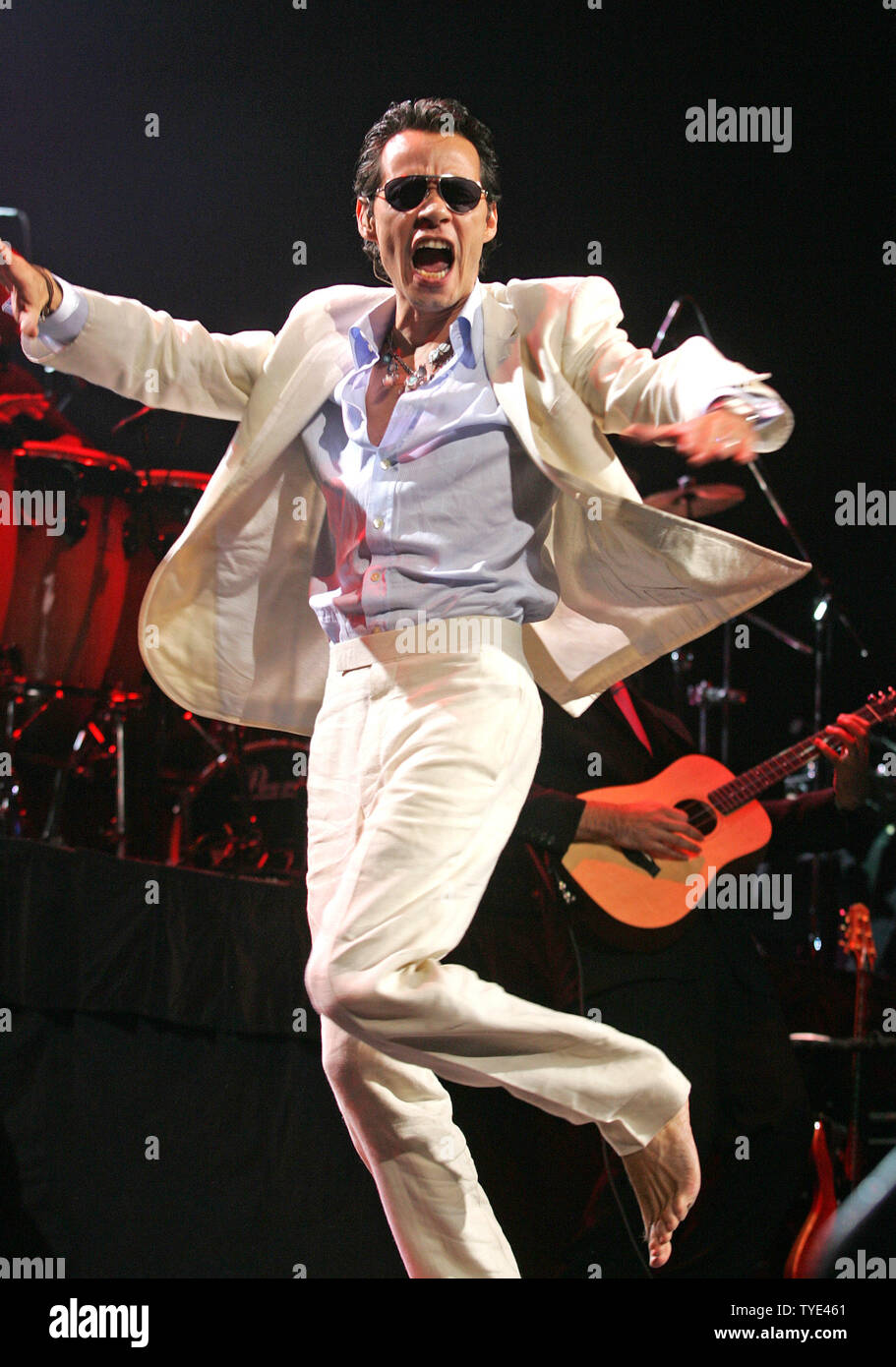 Grammy award winner Marc Anthony se produit en concert à l'American Airlines Arena de Miami le 24 octobre 2009. UPI/Michael Bush Banque D'Images