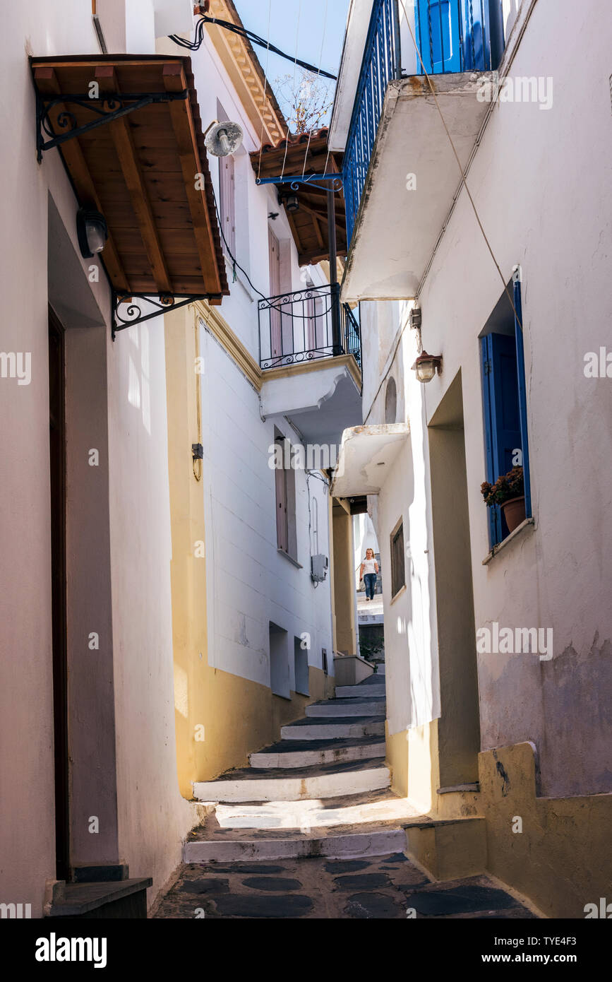 Une rue étroite, ancré dans la ville de Skopelos, Sporades du Nord de la Grèce. Banque D'Images