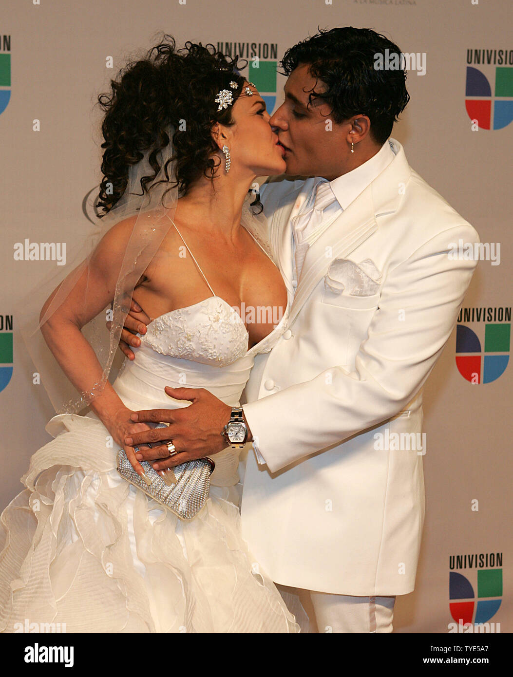 Niurka Marcos et Eduardo Antonio arrivent pour le 2010 Premio Lo Nuestro award show à l'American Airlines Arena de Miami, Floride le 18 février 2010. UPI/Martin Fried Banque D'Images