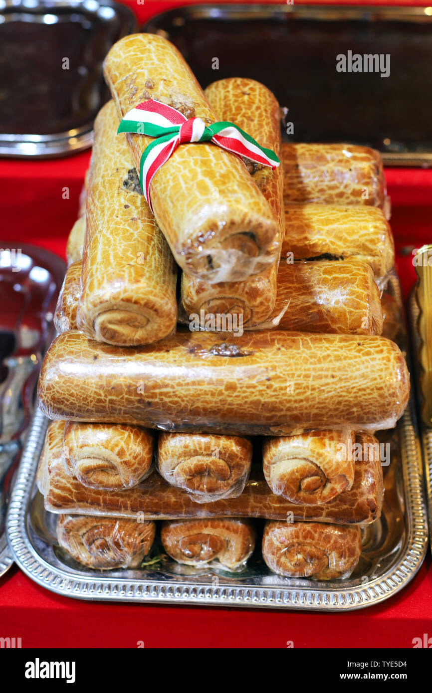 Les Graines De Pavot Hongrois Traditionnels Faits Maison Sur Gateau De Noel A Vendre Photo Stock Alamy