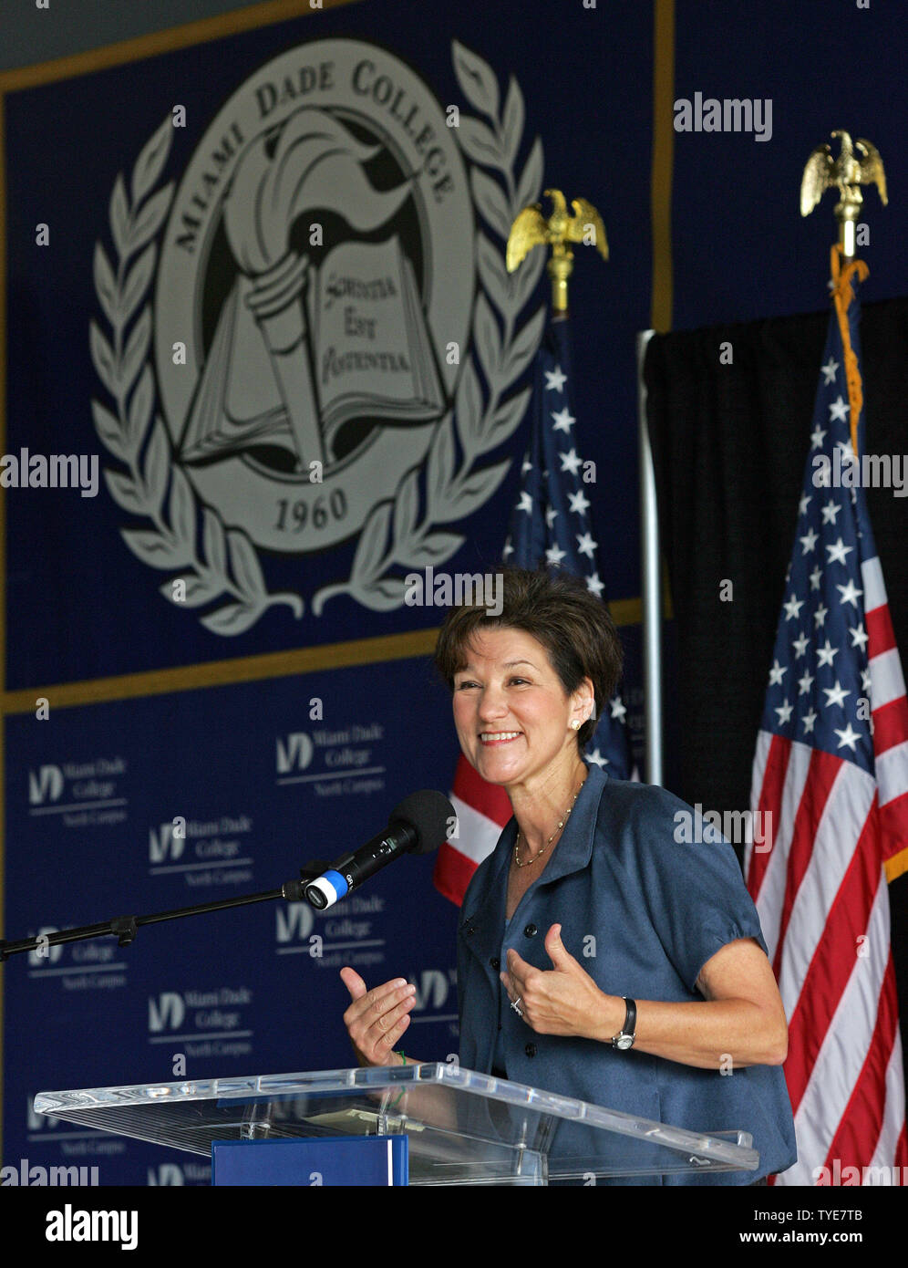 Candidat au poste de gouverneur démocrate de Floride Alex Sink détient un vote au début de rassemblement au Collège de Miami-Dade à Miami, Floride le 21 octobre 2010. UPI/Martin Fried Banque D'Images