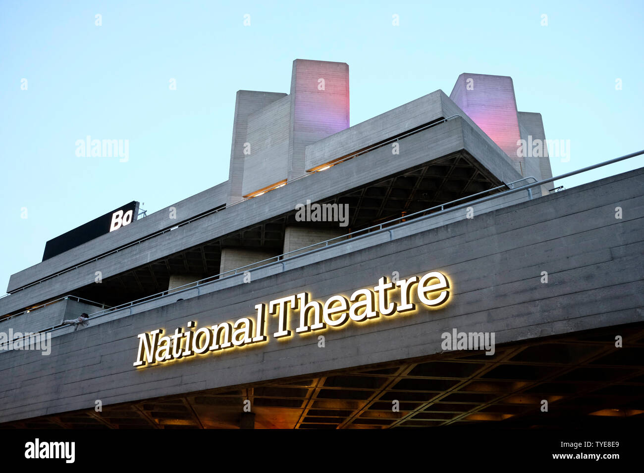 Une vue de Théâtre National la nuit, Londres, UK Banque D'Images