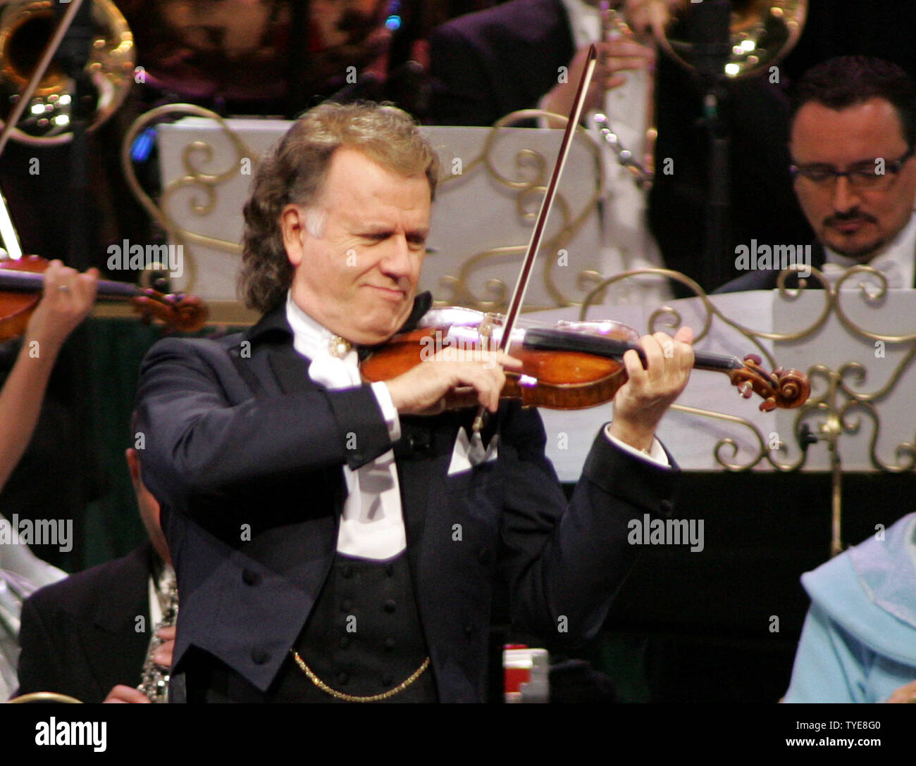 André Rieu et son orchestre Johann Strauss se produit en concert au BankAtlantic Center de Sunrise, en Floride le 9 décembre 2010. UPI/Michael Bush Banque D'Images