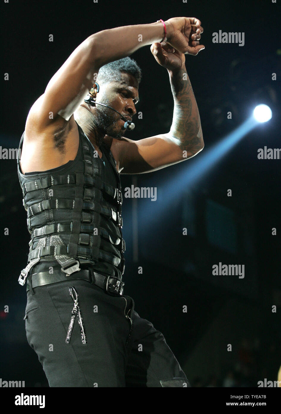 Usher se produit en concert au BankAtlantic Center de Sunrise, en Floride le 27 avril 2011. UPI/Michael Bush Banque D'Images