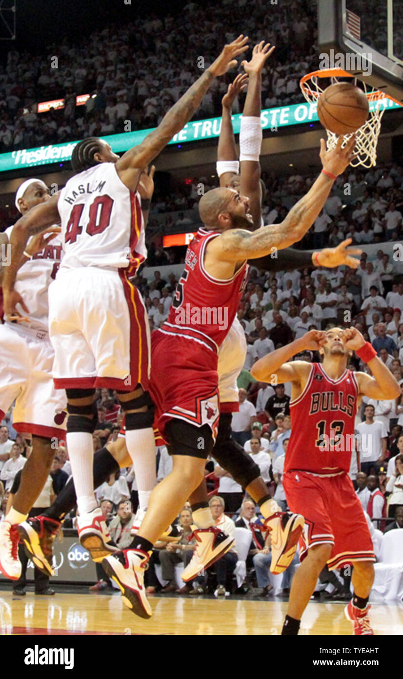 Miami Heat en avant Carlos Boozer(5) Jeu de 4 pousses durant la conférence de l'Est de la NBA Finals. 2ème moitié de l'action entre le Miami Heat et les Chicago Bulls à l'American Airlines Arena, à Miami, Floride le 24 mai 2011. .Le Miami Heat battre les Chicago Bulls 101-93.. UPI/Susan Knowles... Banque D'Images