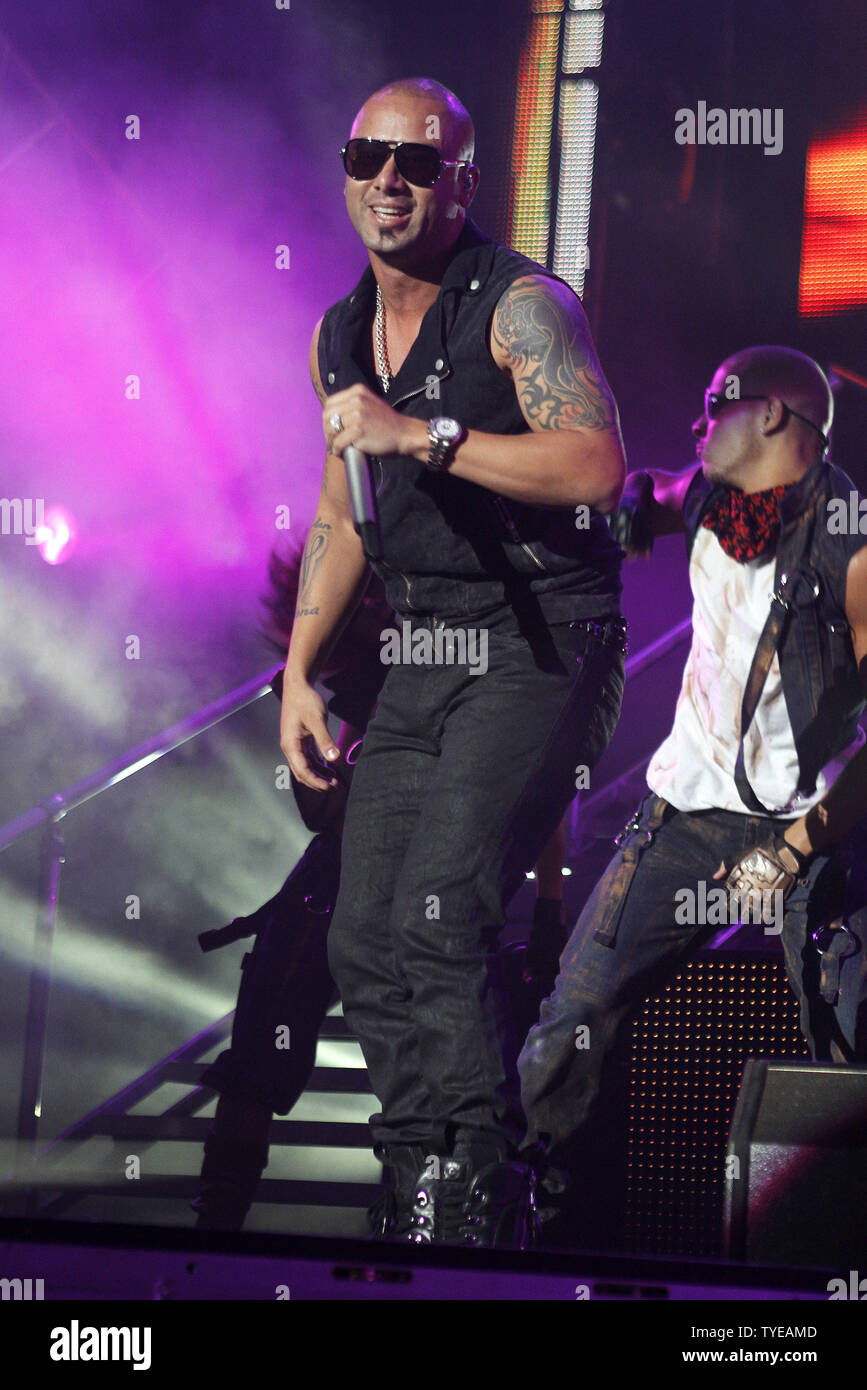 Wisin avec le groupe latino reggaeton Wisin y Yandel se produit en concert à l'American Airlines Arena de Miami, le 3 juin 2011. UPI/Michael Bush Banque D'Images