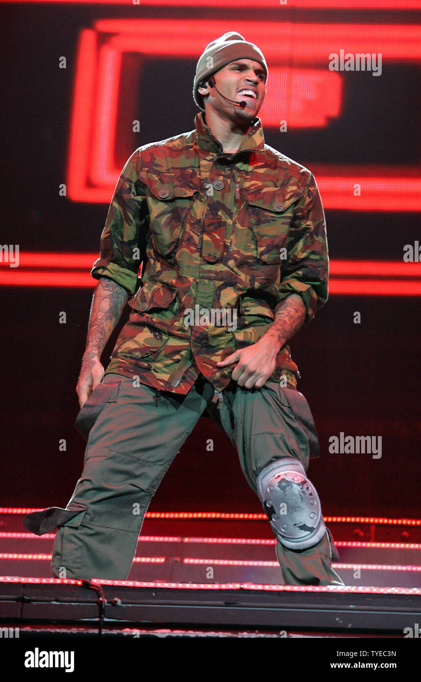 Chris Brown se produit en concert à l'American Airlines Arena de Miami le 5 octobre 2011. UPI/Michael Bush Banque D'Images