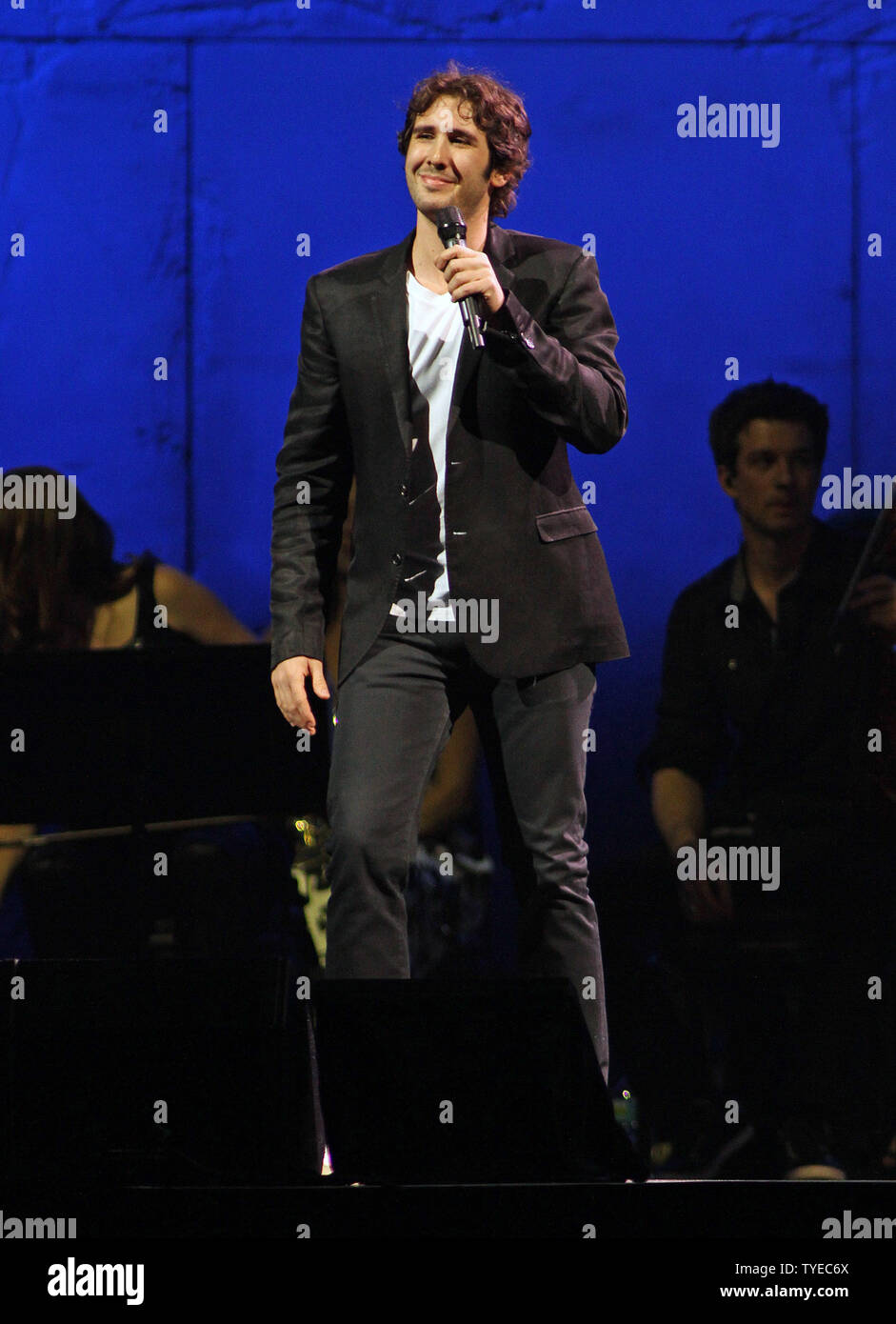 Josh Groban se produit en concert sur son "straight pour vous d'', au BankAtlantic Center de Sunrise, en Floride le 26 octobre 2011. UPI/Michael Bush Banque D'Images