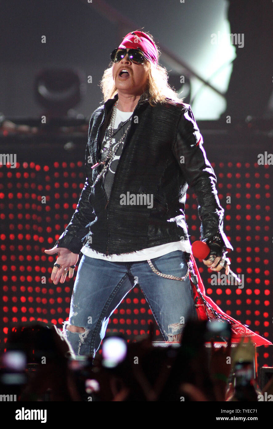 Axl Rose de Guns N' Roses se produit en concert à l'American Airlines Arena de Miami le 29 octobre 2011. UPI/Michael Bush Banque D'Images