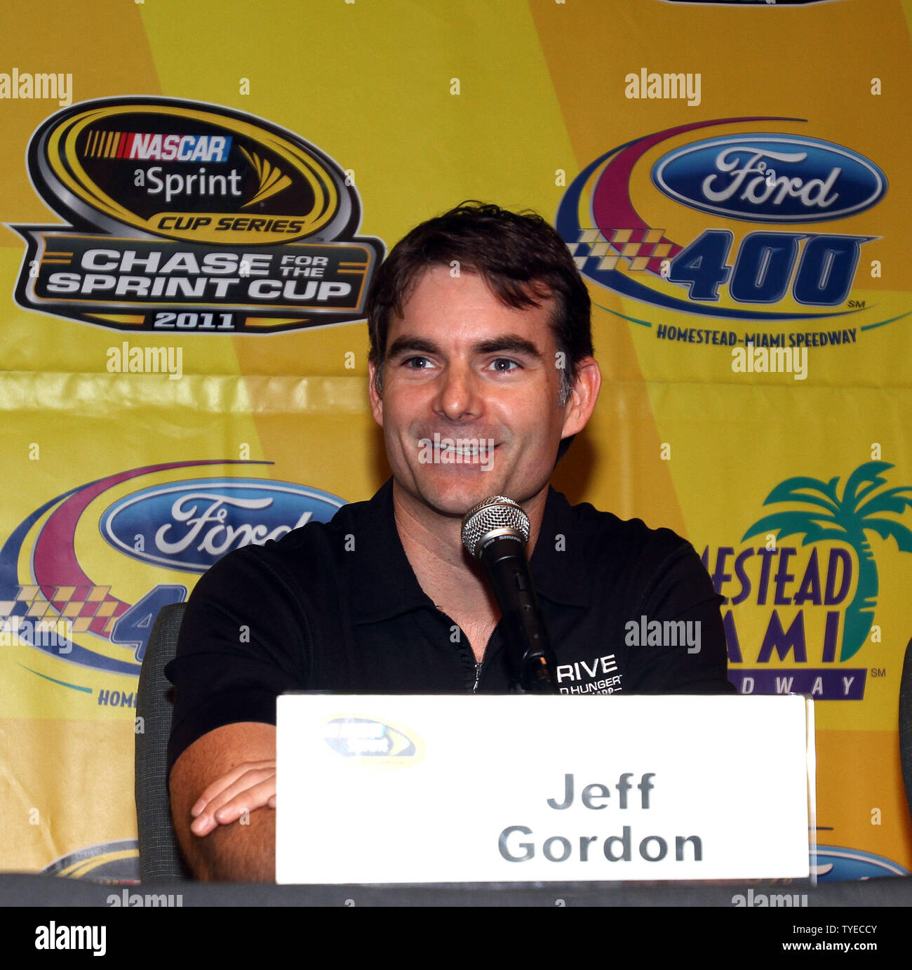 Quatre fois champion de la série NASCAR Sprint Cup Jeff Gordon prend la parole à une conférence de presse avant de pratiquer pour le Ford 400 à Homestead-Miami Speedway à Homestead, Floride le 18 novembre 2011. UPI/Michael Bush Banque D'Images