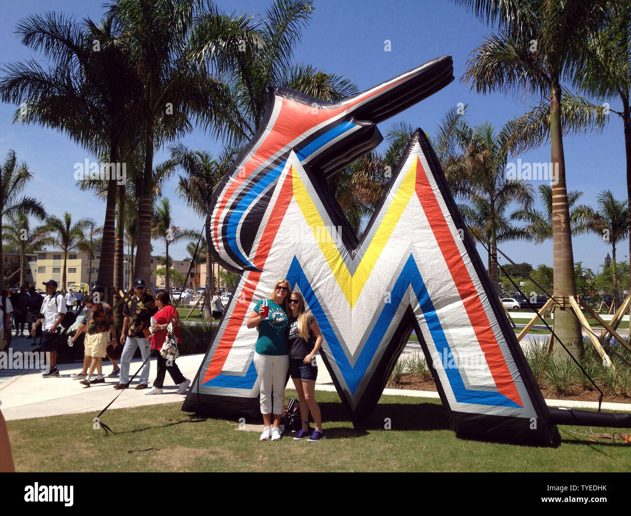 Fans posent devant le logo de l'équipe en tant que nouveau Miami Marlins Ball Park est titulaire d'un match amical entre les Yankees de New York et les Marlins de Miami le 1 avril 2012, à Miami, en Floride. UPI/Susan Knowles Banque D'Images