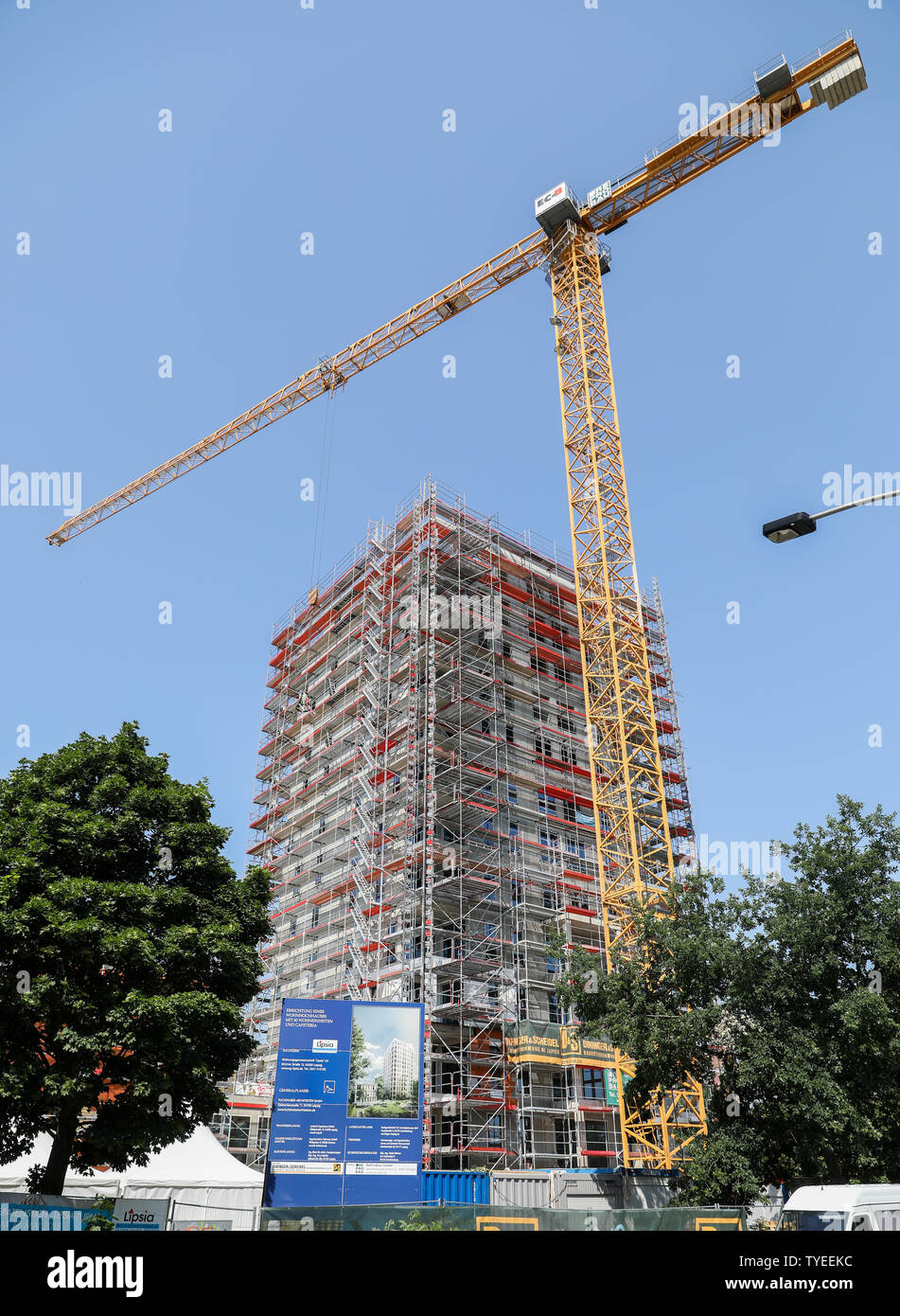 26 juin 2019, Saxe, Leipzig : Une grue se trouve à la soi-disant 'Lipsia Tower' dans le district de Leipzig-Grünau. Le même jour, l'écimage-out cérémonie a eu lieu pour la première réunification des tours dans le nouveau quartier de Leipzig Grünau des années 70 et 80. Dans l'avenir il y aura de 60 appartements sur 13 étages dans la chambre. La coopérative d'habitation Lipsia investit un bon 13 millions d'euros. Après des décennies d'abandon et la démolition de bâtiments préfabriqués vide, le nombre d'habitants est à la hausse pour la première fois. Photo : Jan Woitas/dpa-Zentralbild/dpa Banque D'Images