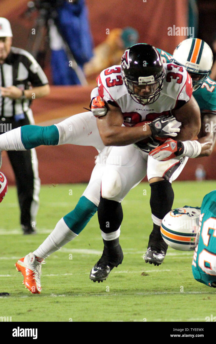 Atlanta Falcons runningback Michael Turner (33) est abordé au cours de la première moitié des mesures contre les Dolphins de Miami au Sun Life Stadium le 24 août 2012, à Miami, en Floride. UPI/Susan Knowles Banque D'Images