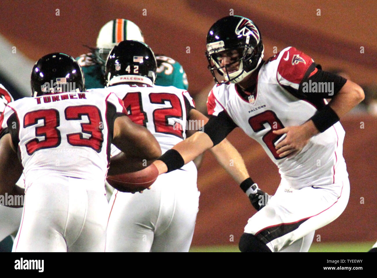 Atlanta Falcons QB Matt Ryan (2) mains la balle à runningback Michael Turner (33) durant la première moitié des mesures contre les Dolphins de Miami au Sun Life Stadium le 24 août 2012, à Miami, en Floride. UPI/Susan Knowles Banque D'Images