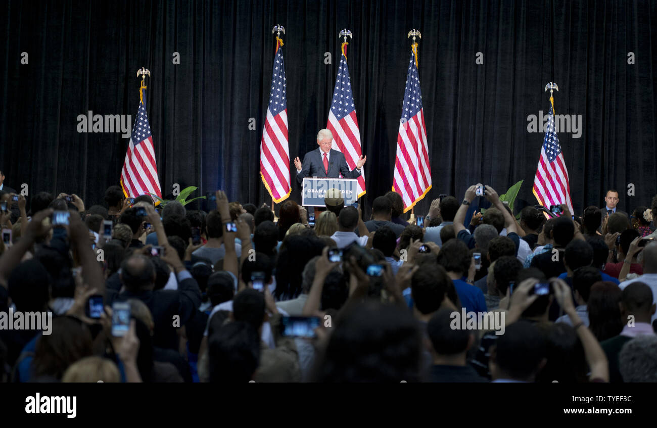 L'ancien Président Bill Clinton prononce une allocution au cours de la première étape de sa tournée en Floride à plus de 2300 militants de la base à la Florida International University, Miami, Floride le 11 septembre 2012. L'ancien président Clinton a discuté du choix dans cette élection entre aller de l'avant avec la vision de créer une économie construite pour durer, ou aller retour en haut vers le bas des politiques économiques qui s'est écrasé notre économie et puni la classe moyenne. UPI/Gary JE Rothstein. Banque D'Images