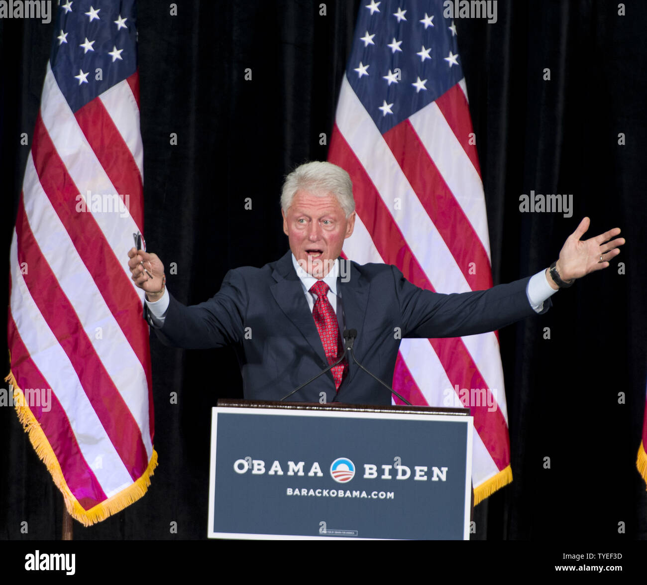 L'ancien Président Bill Clinton prononce une allocution au cours de la première étape de sa tournée en Floride à plus de 2300 militants de la base à la Florida International University, Miami, Floride le 11 septembre 2012. L'ancien président Clinton a discuté du choix dans cette élection entre aller de l'avant avec la vision de créer une économie construite pour durer, ou aller retour en haut vers le bas des politiques économiques qui s'est écrasé notre économie et puni la classe moyenne. UPI/Gary JE Rothstein. Banque D'Images
