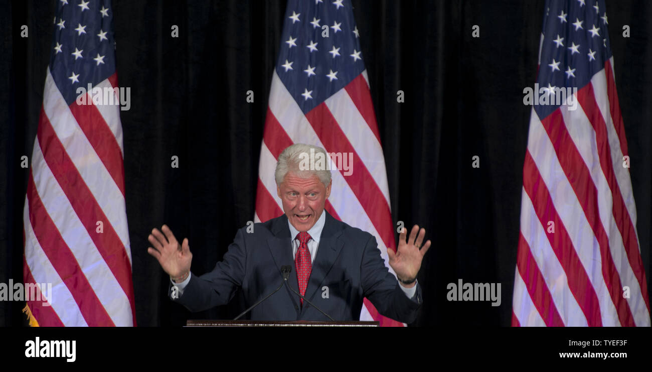 L'ancien Président Bill Clinton prononce une allocution au cours de la première étape de sa tournée en Floride à plus de 2300 militants de la base à la Florida International University, Miami, Floride le 11 septembre 2012. L'ancien président Clinton a discuté du choix dans cette élection entre aller de l'avant avec la vision de créer une économie construite pour durer, ou aller retour en haut vers le bas des politiques économiques qui s'est écrasé notre économie et puni la classe moyenne. UPI/Gary JE Rothstein. Banque D'Images