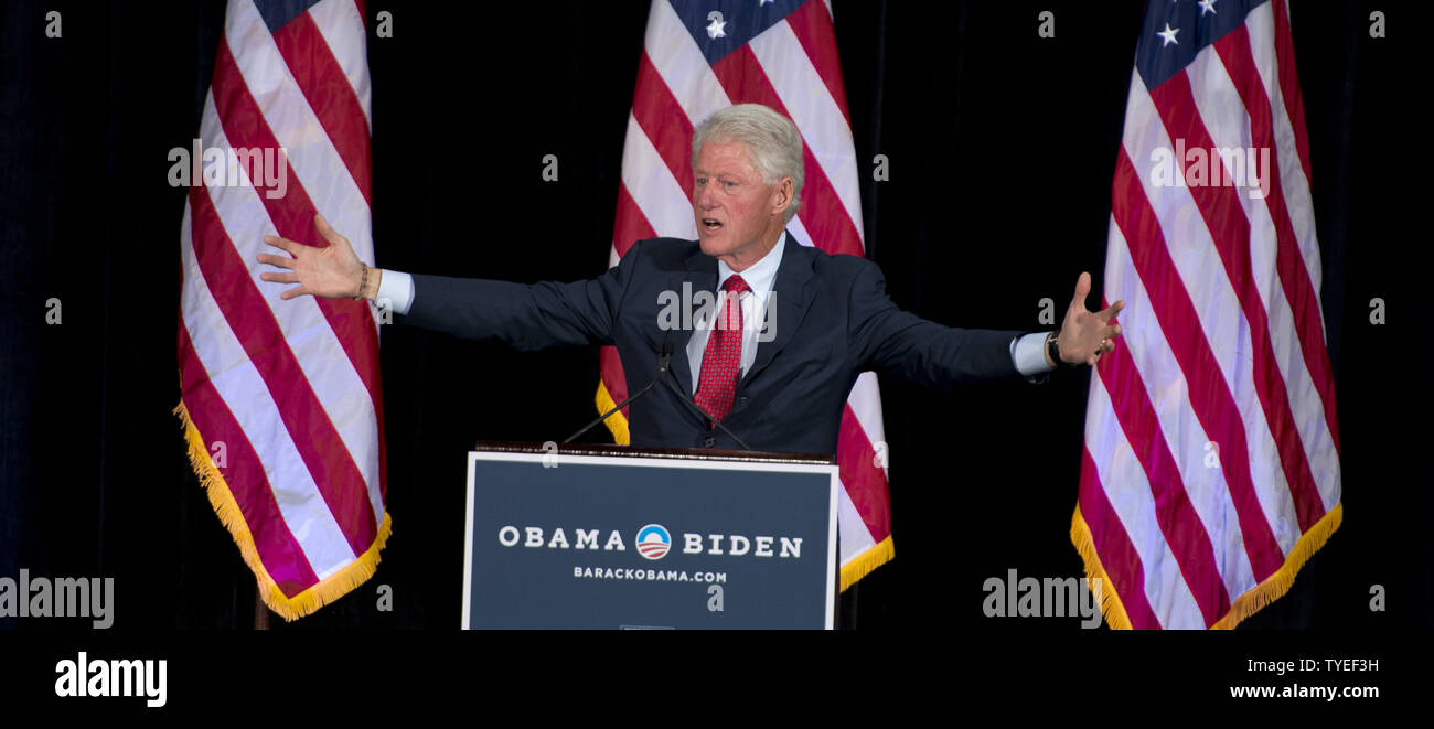 L'ancien Président Bill Clinton prononce une allocution au cours de la première étape de sa tournée en Floride à plus de 2300 militants de la base à la Florida International University, Miami, Floride le 11 septembre 2012. L'ancien président Clinton a discuté du choix dans cette élection entre aller de l'avant avec la vision de créer une économie construite pour durer, ou aller retour en haut vers le bas des politiques économiques qui s'est écrasé notre économie et puni la classe moyenne. UPI/Gary JE Rothstein. Banque D'Images