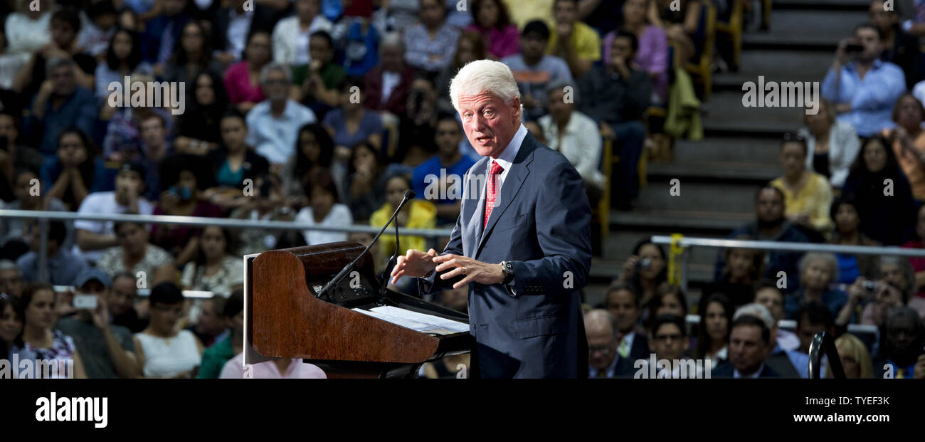 L'ancien Président Bill Clinton prononce une allocution au cours de la première étape de sa tournée en Floride à plus de 2300 militants de la base à la Florida International University, Miami, Floride le 11 septembre 2012. L'ancien président Clinton a discuté du choix dans cette élection entre aller de l'avant avec la vision de créer une économie construite pour durer, ou aller retour en haut vers le bas des politiques économiques qui s'est écrasé notre économie et puni la classe moyenne. UPI/Gary JE Rothstein. Banque D'Images