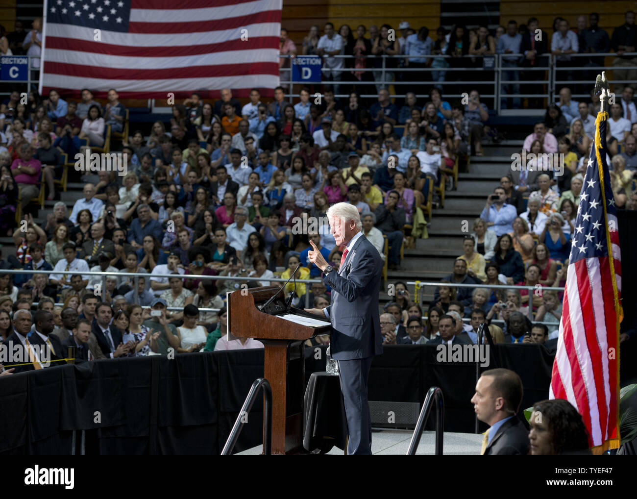 L'ancien Président Bill Clinton prononce une allocution au cours de la première étape de sa tournée en Floride à plus de 2300 militants de la base à la Florida International University, Miami, Floride le 11 septembre 2012. L'ancien président Clinton a discuté du choix dans cette élection entre aller de l'avant avec la vision de créer une économie construite pour durer, ou aller retour en haut vers le bas des politiques économiques qui s'est écrasé notre économie et puni la classe moyenne. UPI/Gary JE Rothstein. Banque D'Images
