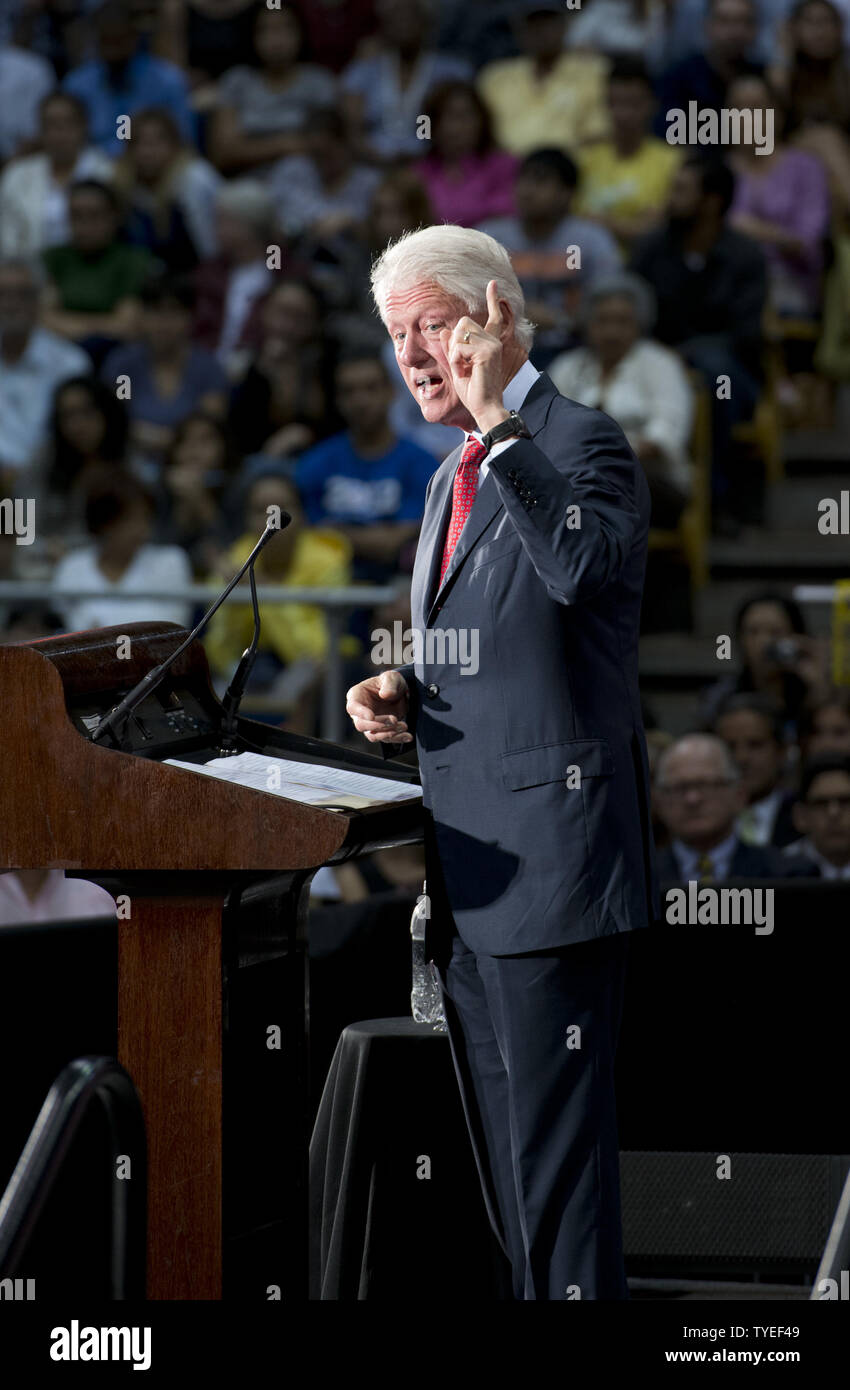 L'ancien Président Bill Clinton prononce une allocution au cours de la première étape de sa tournée en Floride à plus de 2300 militants de la base à la Florida International University, Miami, Floride le 11 septembre 2012. L'ancien président Clinton a discuté du choix dans cette élection entre aller de l'avant avec la vision de créer une économie construite pour durer, ou aller retour en haut vers le bas des politiques économiques qui s'est écrasé notre économie et puni la classe moyenne. UPI/Gary JE Rothstein. Banque D'Images