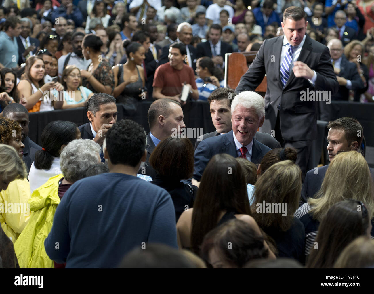L'ancien Président Bill Clinton salue des partisans après qu'il a prononcé un discours au cours de la première étape de sa tournée en Floride à plus de 2300 militants de la base à la Florida International University, Miami, Floride le 11 septembre 2012. L'ancien président Clinton a discuté du choix dans cette élection entre aller de l'avant avec la vision de créer une économie construite pour durer, ou aller retour en haut vers le bas des politiques économiques qui s'est écrasé notre économie et puni la classe moyenne. UPI/Gary JE Rothstein. Banque D'Images