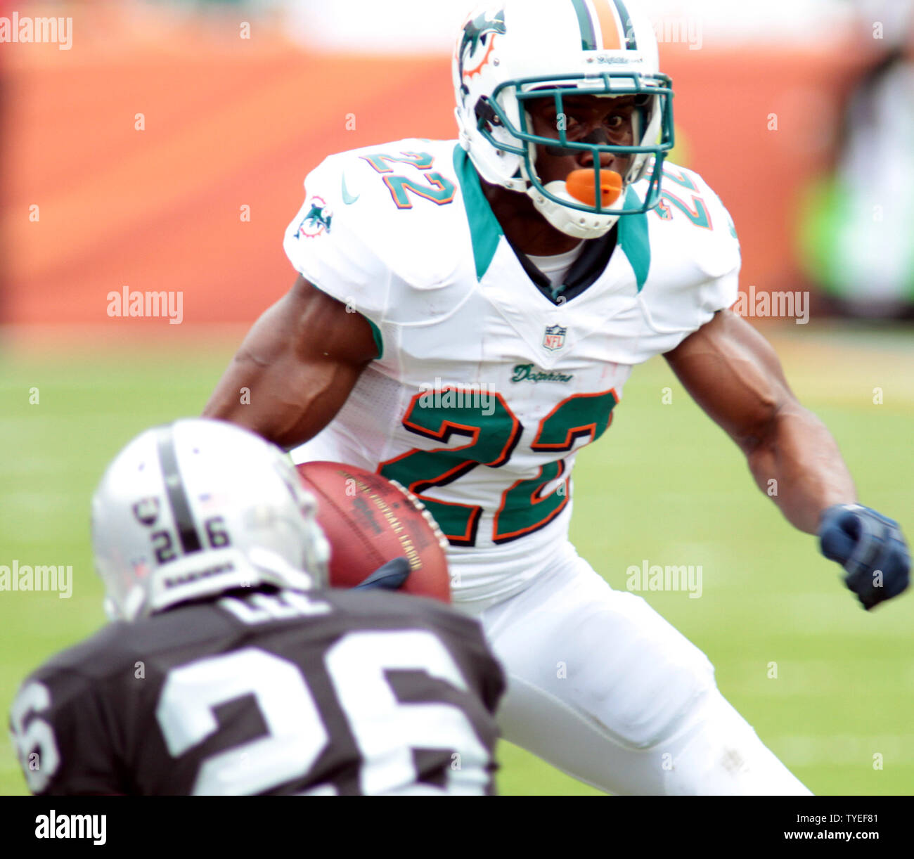 Miami Dolphins RB Reggie Bush (22) cherche une ouverture durant la première moitié des mesures contre les Raiders d'Oakland au Sun Life Stadium le 16 septembre 2012 , à Miami, en Floride. UPI/Susan Knowles Banque D'Images