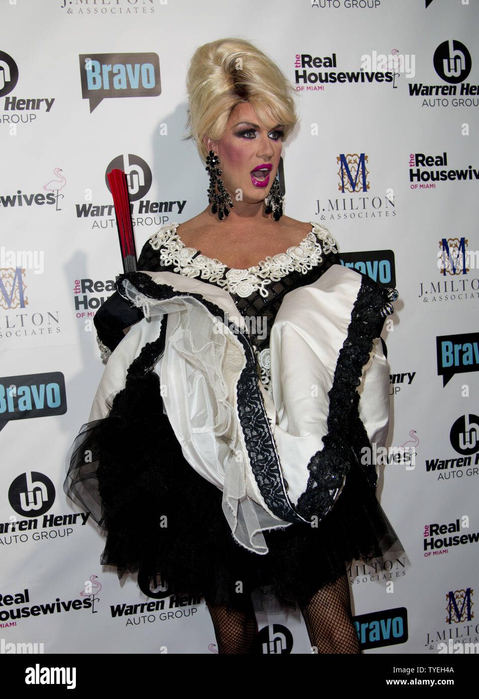 Elaine Lancaster, imitateur féminin arrive sur le tapis rouge pour la saison trois premiere partie des ménagères de Miami Miami au LOU LA VIE , Miami, Floride, le 6 août 2013. La troisième saison de l'émission sera de retour le 12 août 2013. UPI/Gary JE Rothstein. Banque D'Images