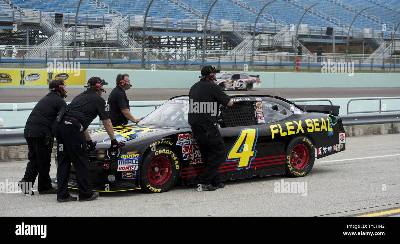 Championnat de la série Nationwide de NASCAR racer Landon Cassill (4) pour l'équipe de l'équipage joint Flex Chevrolet obtient sa voiture prête avant qu'il faut de la pratique des circuits à l'Homestead-Miami Speedway à Homestead, Floride le 15 novembre 2013. La Chevrolet Volt 2011 300 aura lieu le 16 novembre 2013 à Homestead Speedway. UPI/Gary JE Rothstein Banque D'Images