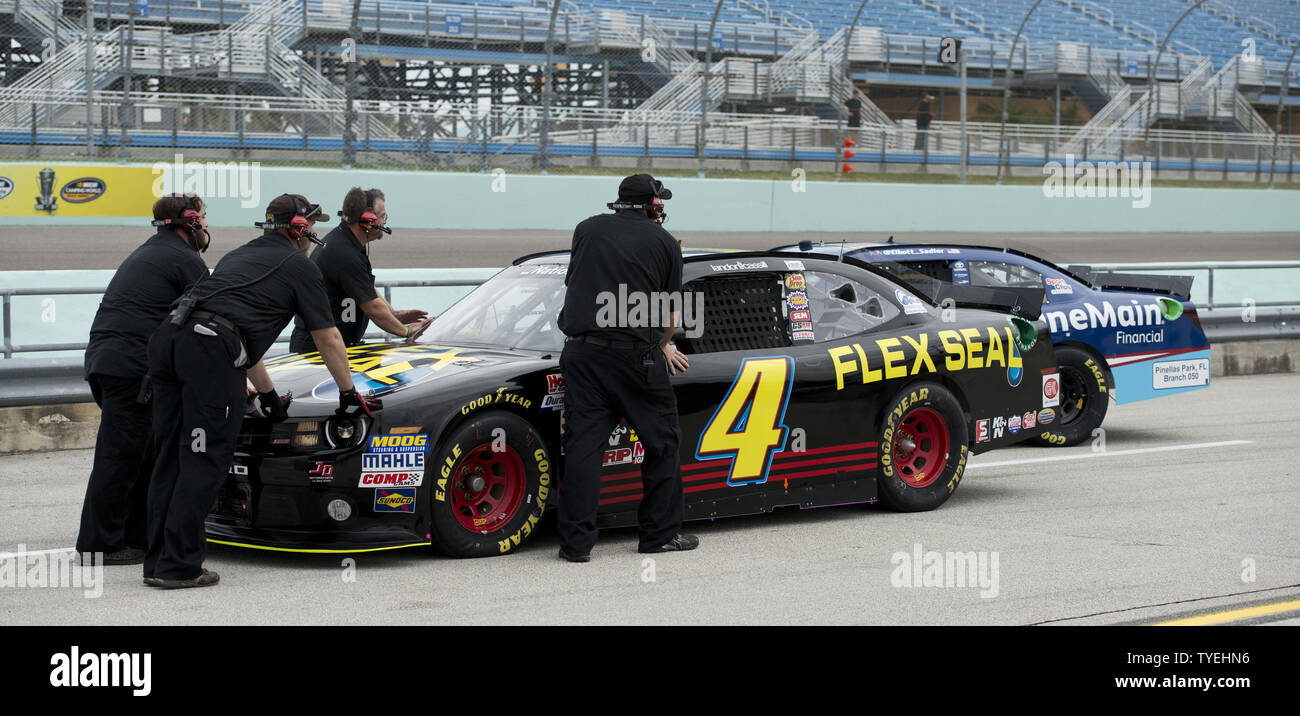 Championnat de la série Nationwide de NASCAR racer Landon Cassill (4) pour l'équipe de l'équipage joint Flex Chevrolet obtient sa voiture prête avant qu'il faut de la pratique des circuits à l'Homestead-Miami Speedway à Homestead, Floride le 15 novembre 2013. La Chevrolet Volt 2011 300 aura lieu le 16 novembre 2013 à Homestead Speedway. UPI/Gary JE Rothstein Banque D'Images