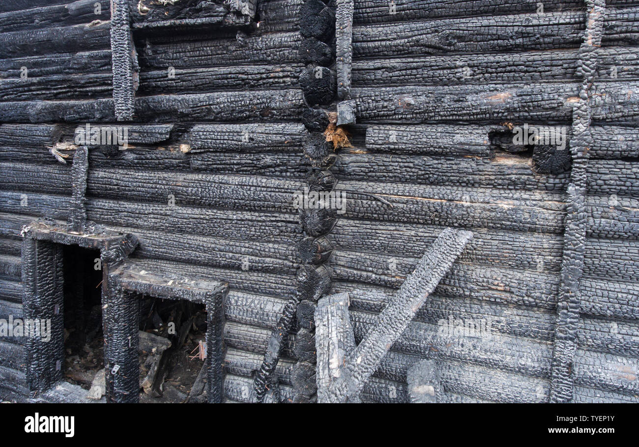 Le mur de la maison en bois brûlé. Banque D'Images