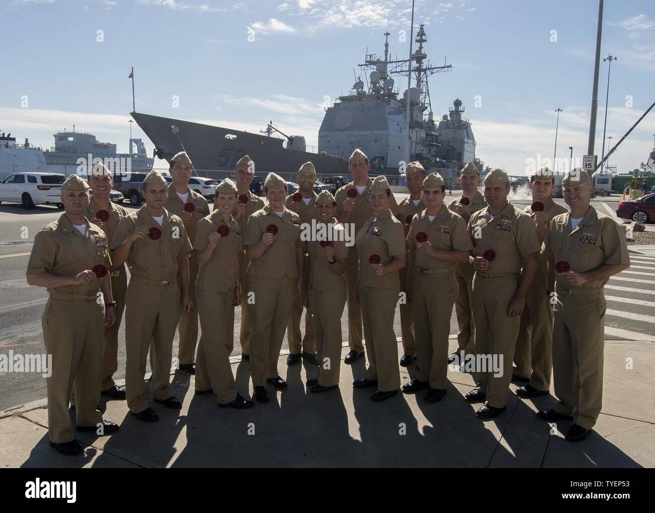 SAN DIEGO (nov. 4, 2016) 17 L'instructeur tactique de guerre (WTI) diplômés, présenter leurs correctifs WTI qu'ils ont reçu au moment de l'obtention de son diplôme à partir de la surface de combat naval et Centre de développement de la mine (SMWDC) anti-sous-marin/anti-surface cours du WTI, base navale de San Diego. Proche de l'École d'armes de chasse de la Marine (TOP GUN) pour le meilleur de la Marine aviators, SMWDC est accusé d'augmenter la performance tactique de la flotte de surface en sélectionnant un groupe d'élite d'agents de guerre de surface pour devenir la meilleure tactique SITA - de la meilleure. Sita proviennent de trois disciplines : la guerre de surface et d'air intégré Banque D'Images