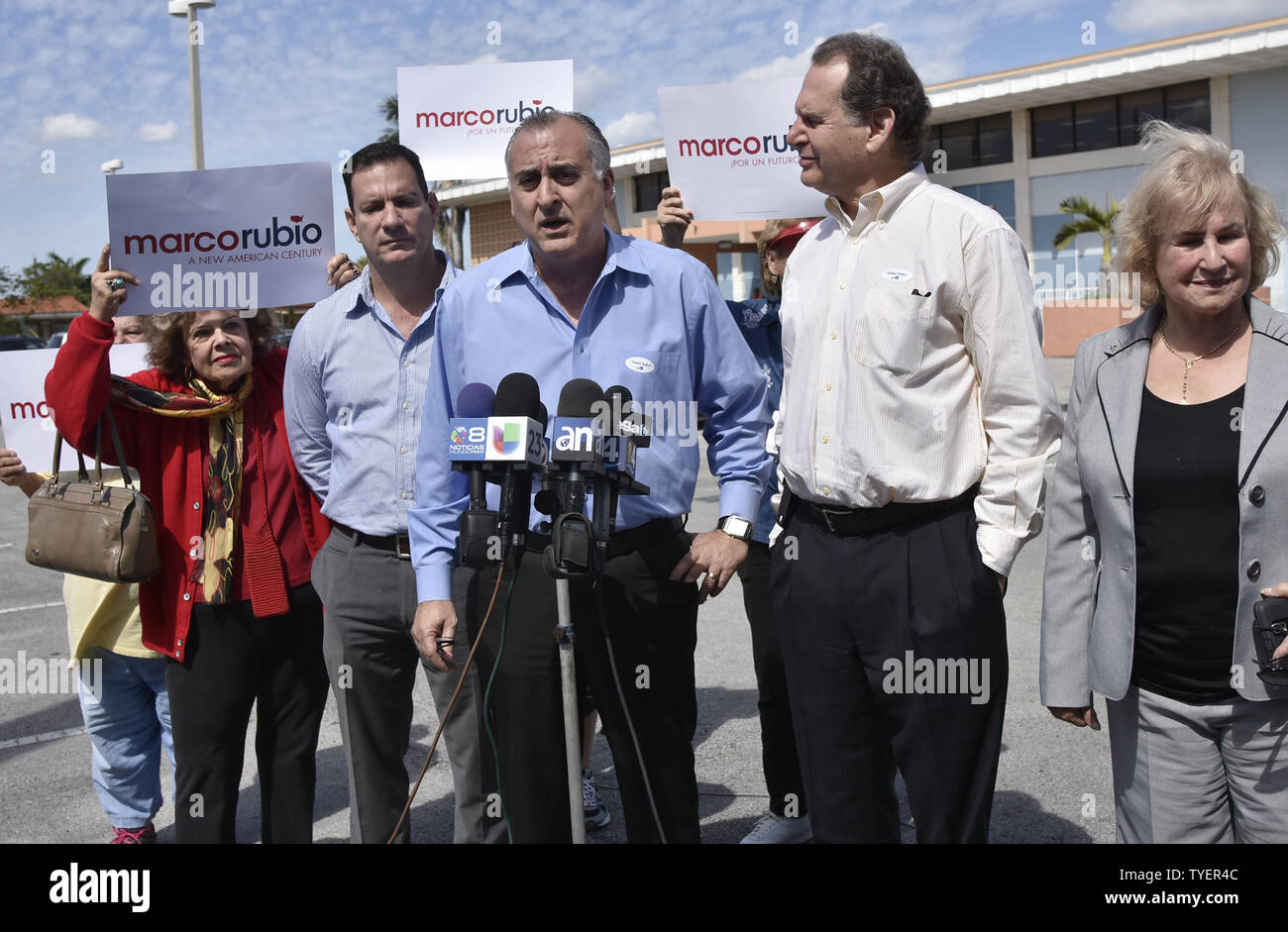 Le vote anticipé dans le primaire présidentiel républicain a commencé dans le comté de Miami-Dade, en Floride, le 29 février 2016, à la John F. Kennedy Library, Miami, Floride., (L-R) Le président du Conseil de sécurité, Luis Gonzalez, commissaire du comté de Miami-Dade,Esteban Bovo, ancien membre du Congrès, Lincoln Diaz-Balart,et Hialeah Conseiller municipal.Lourdes Lozano, parler aux médias du Sud exhortant à voter pour la Floride Marco Rubio et rejeter l'extrémiste et de division de campagne démagogue, Donald Trump. Photo par Gary JE Rothstein/UPI Banque D'Images