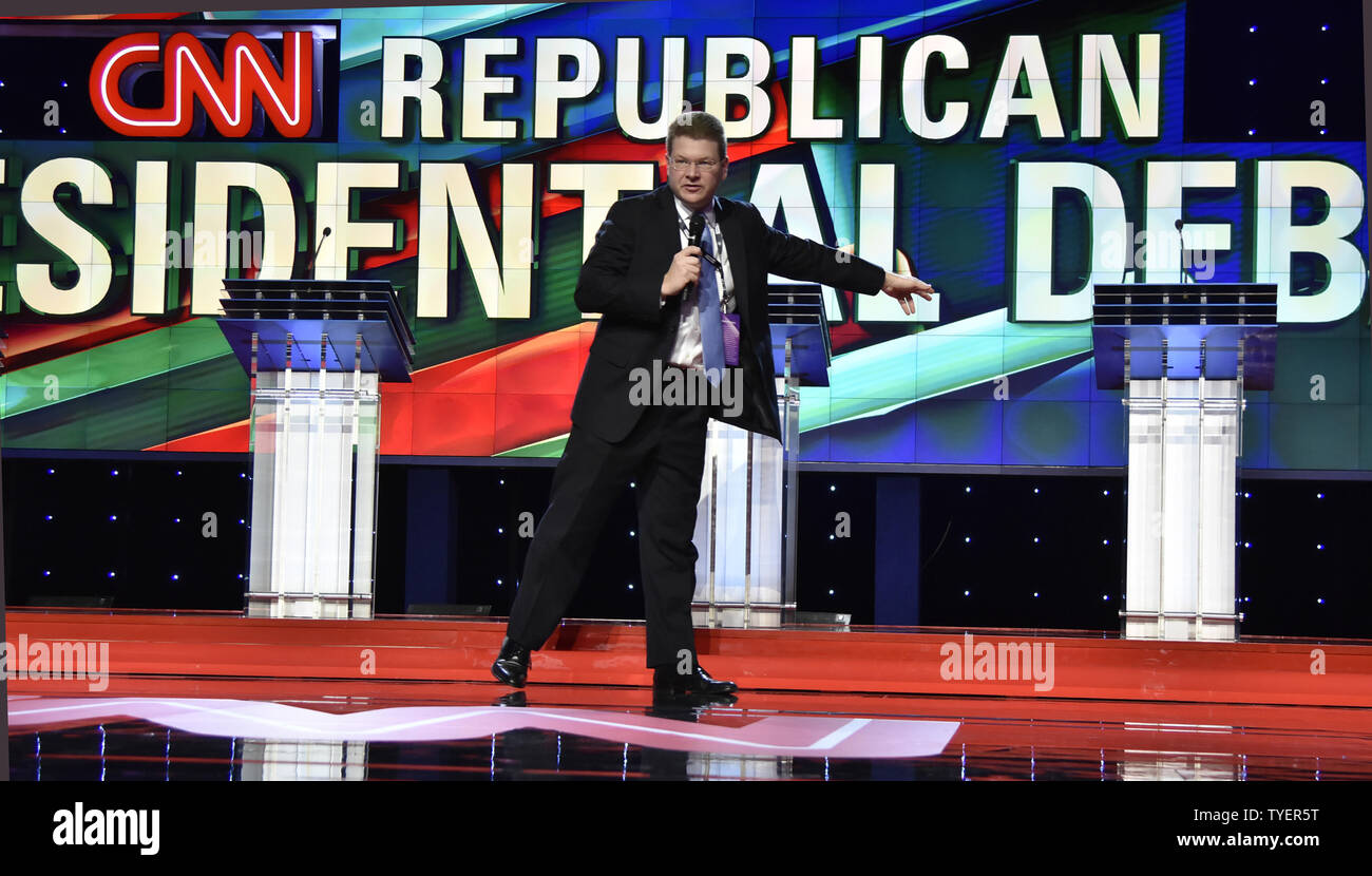 Chef du Bureau de CNN Washington Sam Feist identifie les postes de candidats qu'il procède à la promenade à travers les médias dans l'arène du débat à l'Université de Miami à Miami, Floride le 10 mars 2016. Les candidats à la présidence républicaine s'alignent (L-R) Marco Rubio, Donald Trump, Ted Cruz et John Kasich, et se débat dans la douzième GOP debate parrainé par CNN et le Washington Times. Les électeurs de Floride se rendront aux urnes le 15 mars pour l'état primaire. Photo par Gary JE Rothstein/UPI Banque D'Images