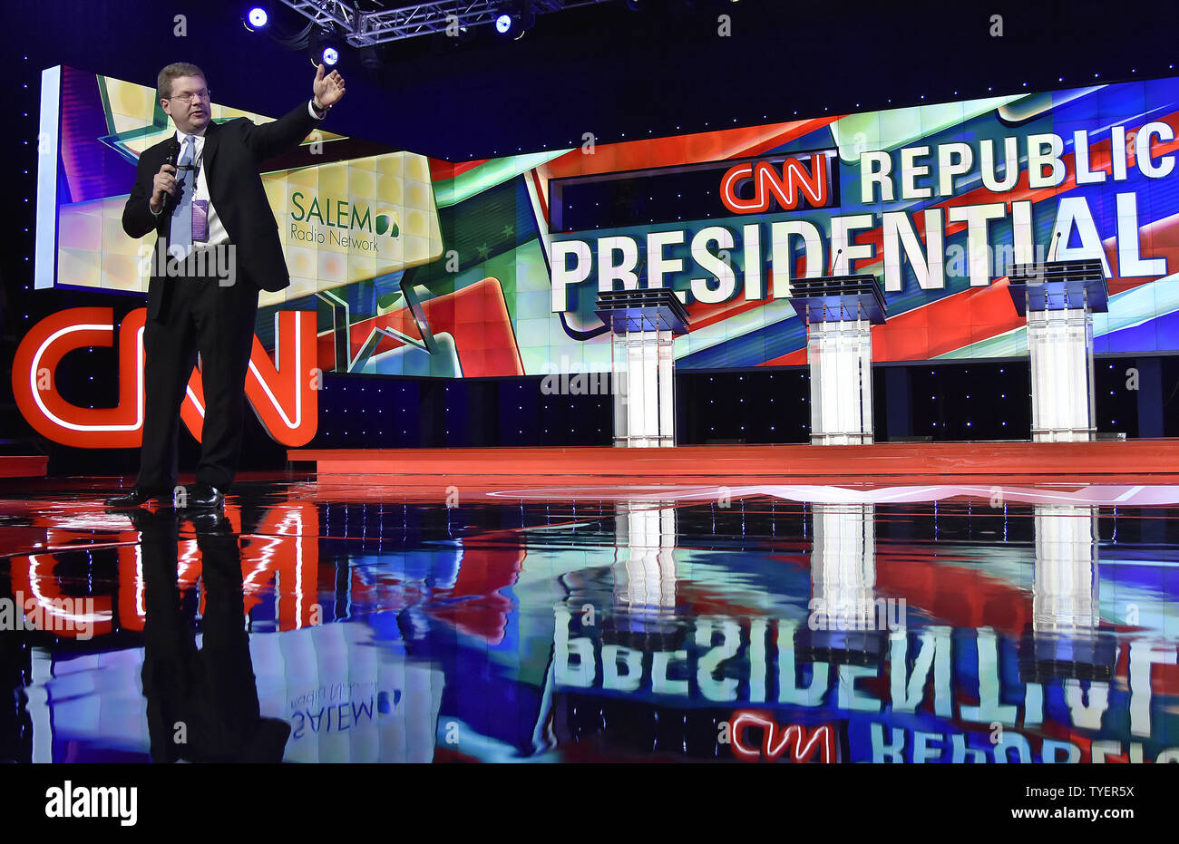 Chef du Bureau de CNN Washington Sam Feist effectue la marche à travers les médias dans le débat où les candidats à l'élection présidentielle républicaine (L-R) Marco Rubio, Donald Trump, Ted Cruz et John Kasich, se débat à la douzième GOP debate parrainé par CNN et le Washington Times à l'Université de Miami à Miami, Floride le 10 mars 2016. Les électeurs de Floride se rendront aux urnes le 15 mars pour l'état primaire. Photo par Gary JE Rothstein/UPI Banque D'Images