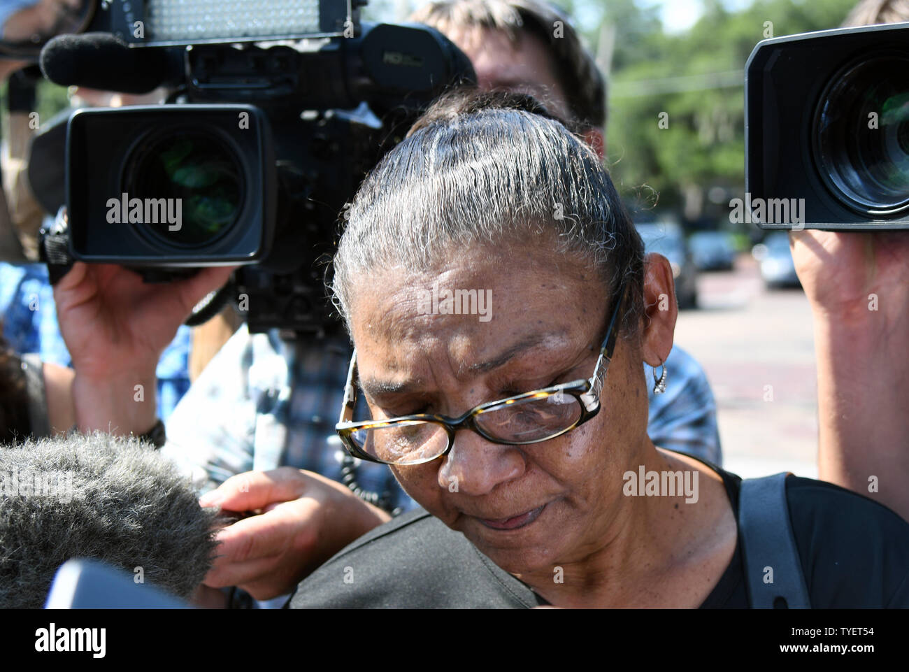 Anna Isla Vazquez arrive à la maire d'Orlando Beardall Senior Centre d'enquêter sur son neveu Anthony 25, qui était dans la discothèque Pluse d'Orlando à Orlando, Floride, le 13 juin 2016. Un homme armé a tué 49 personnes et blessé plus d'une cinquantaine de victimes à l'impulsion de nuit gay inPhoto par Gary JE Rothstein/UPI.. Banque D'Images