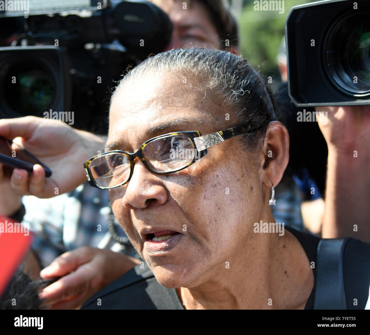 Anna Isla Vazquez arrive à la maire d'Orlando Beardall Senior Centre d'enquêter sur son neveu Anthony 25, qui était dans la discothèque Pluse d'Orlando à Orlando, Floride, le 13 juin 2016. Un homme armé a tué 49 personnes et blessé plus d'une cinquantaine de victimes à l'impulsion de nuit gay inPhoto par Gary JE Rothstein/UPI.. Banque D'Images