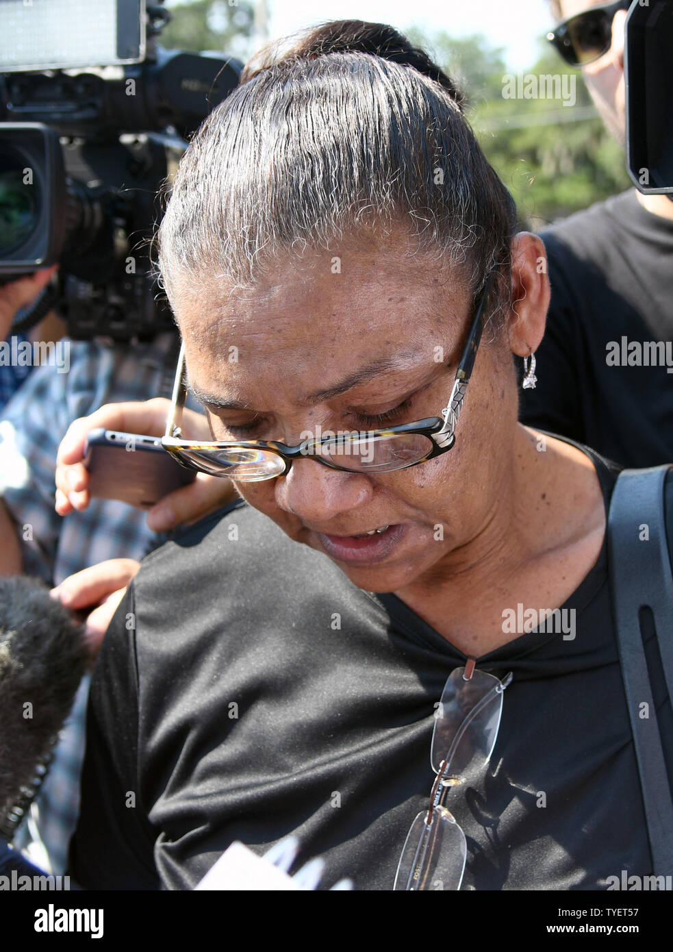 Anna Isla Vazquez arrive à la maire d'Orlando Beardall Senior Centre d'enquêter sur son neveu Anthony 25, qui était dans la discothèque Pluse d'Orlando à Orlando, Floride, le 13 juin 2016. Un homme armé a tué 49 personnes et blessé plus d'une cinquantaine de victimes à l'impulsion de nuit gay inPhoto par Gary JE Rothstein/UPI.. Banque D'Images
