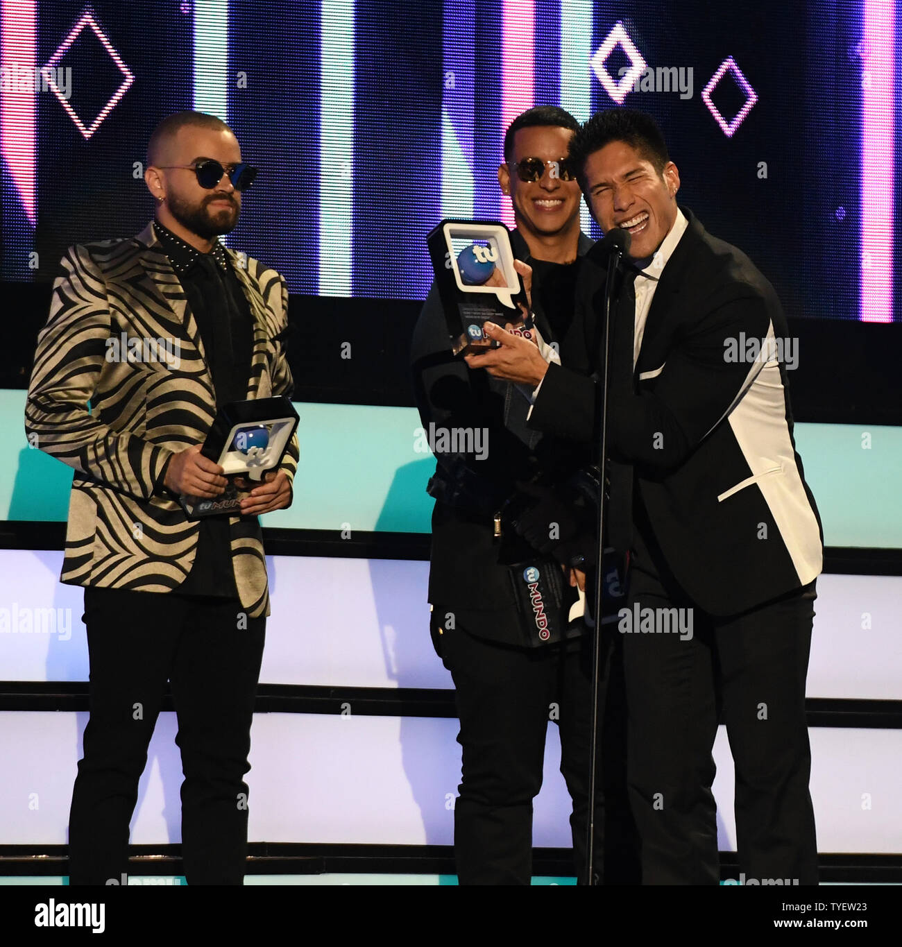 L'artiste (L-R) Chino, Daddy Yankee et Nacho est vu avec leur prix à la 2016 Premios Tu mundo montrent à l'American Airlines Arena de Miami, Floride, le 25 août 2016. Photo par Gary JE Rothstein/UPI Banque D'Images