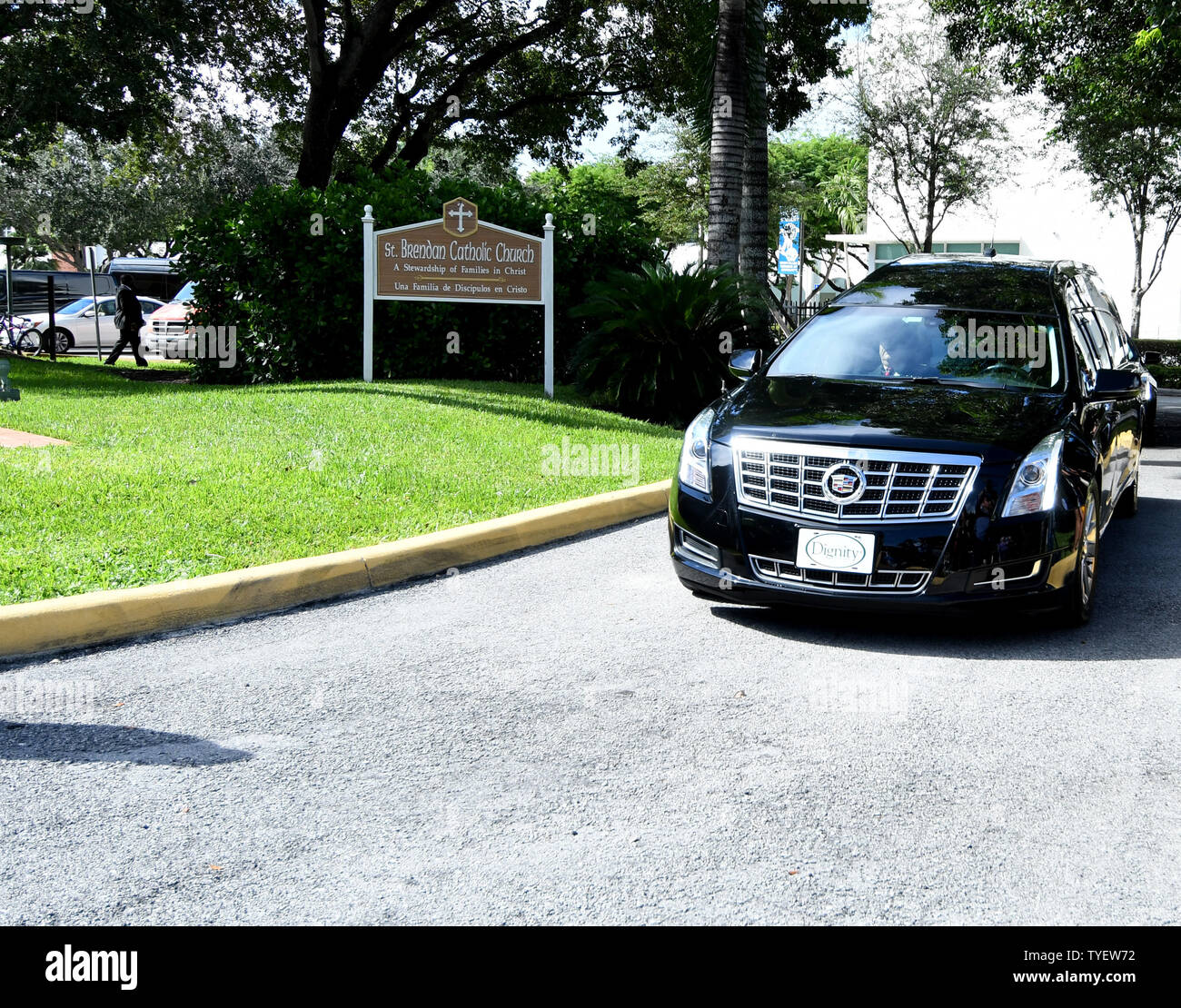 Le corbillard transportant le cercueil avec lanceur des Marlins de Miami Jose Fernanedez arrive à Brendan Église catholique à Miami, Floride, le 28 septembre 2016. Fernanedez Jose, 24 ans, est mort dans un accident de bateau au large de la jetée de South Beach le dimanche 25 septembre 2016. Photo par Gary JE Rothstein/UP1 Banque D'Images
