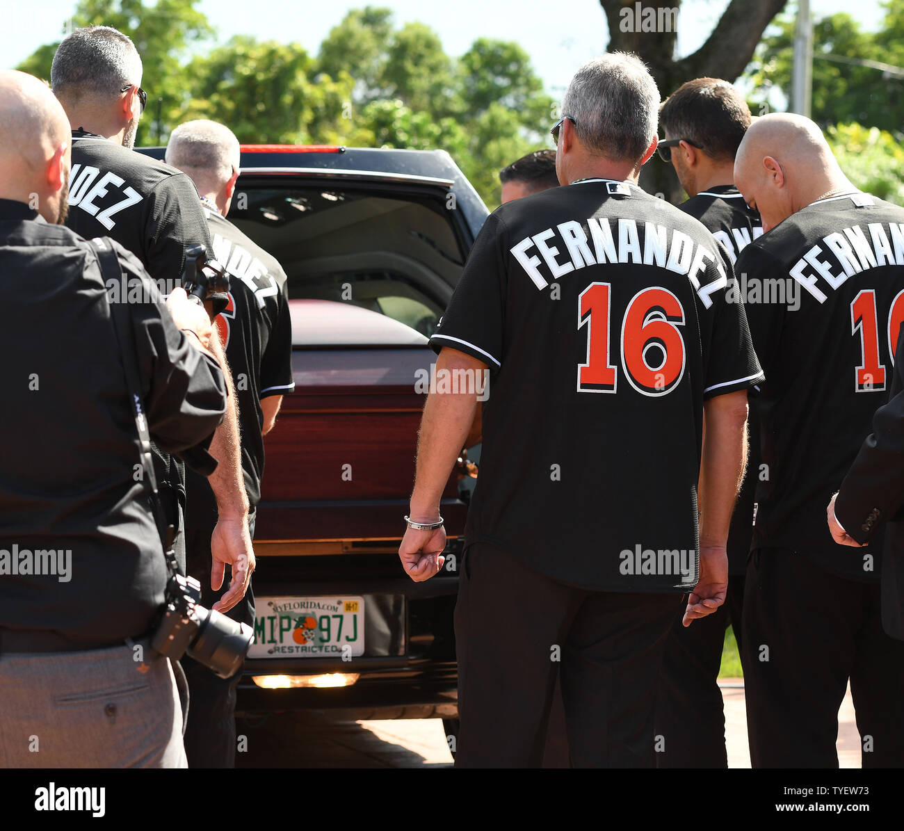 Le corbillard transportant le cercueil avec lanceur des Marlins de Miami Jose Fernanedez arrive à Brendan Église catholique à Miami, Floride, le 28 septembre 2016. Fernanedez Jose, 24 ans, est mort dans un accident de bateau au large de la jetée de South Beach le dimanche 25 septembre 2016. Photo par Gary JE Rothstein/UP1 Banque D'Images