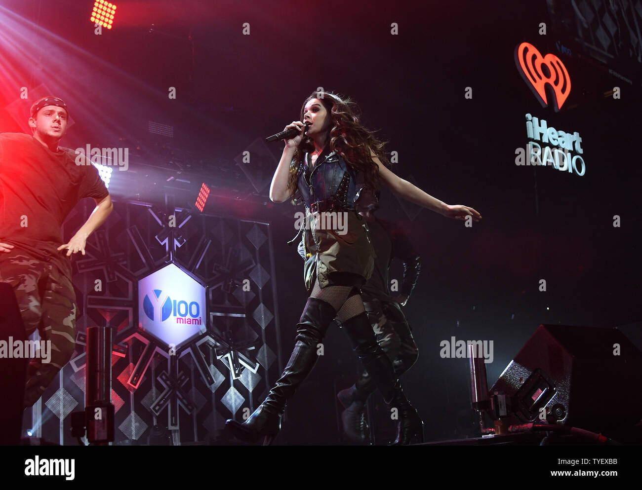 L'artiste d'enregistrement Hailee Seinfeld fonctionne à la Y100 JingleBall 2016 concert au BB&T Center le 18 décembre 2016 à Sunrise, en Floride. Photo par Gary JE Rothstein/UPI Banque D'Images