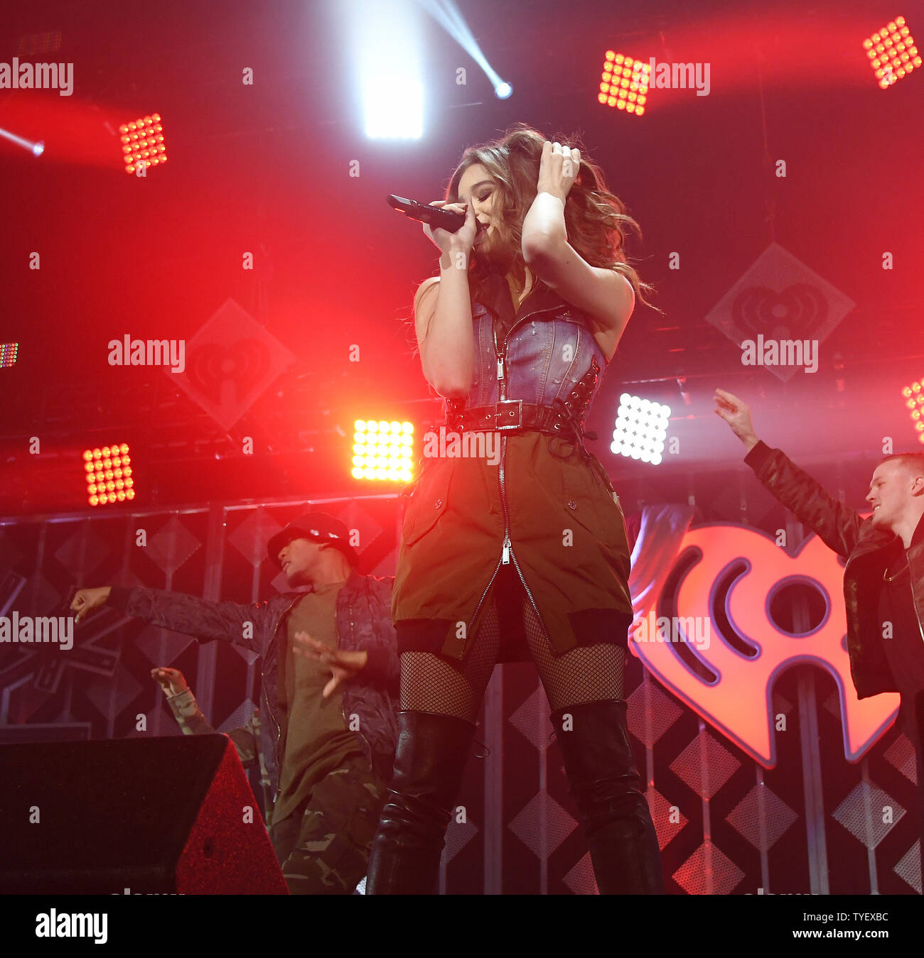 L'artiste d'enregistrement Hailee Seinfeld fonctionne à la Y100 JingleBall 2016 concert au BB&T Center le 18 décembre 2016 à Sunrise, en Floride. Photo par Gary JE Rothstein/UPI Banque D'Images